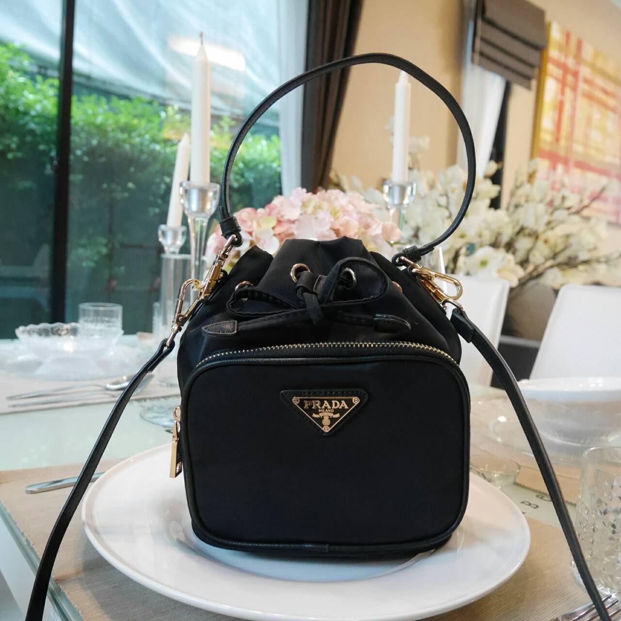งานมินิน่ารัก🌸🌼 เข้าแล้วคะ งานพรีเมี่ยมกิ้ฟ จากเคาเตอร์ต่างประเทศคะ มาฝาก จากแบรนด์ PRADA premiumgift ค่า เป็นกระเป๋าผ้า nylon silk ไซส์มินิ เนื้อหนาซับในอย่างดี จุดเด่นคือ กระเป๋าสามารถ ปรับ ได้ 2 ทรงคือ ผูกเชือกกระเป๋า หรือ ดึงเชือกปรับเ