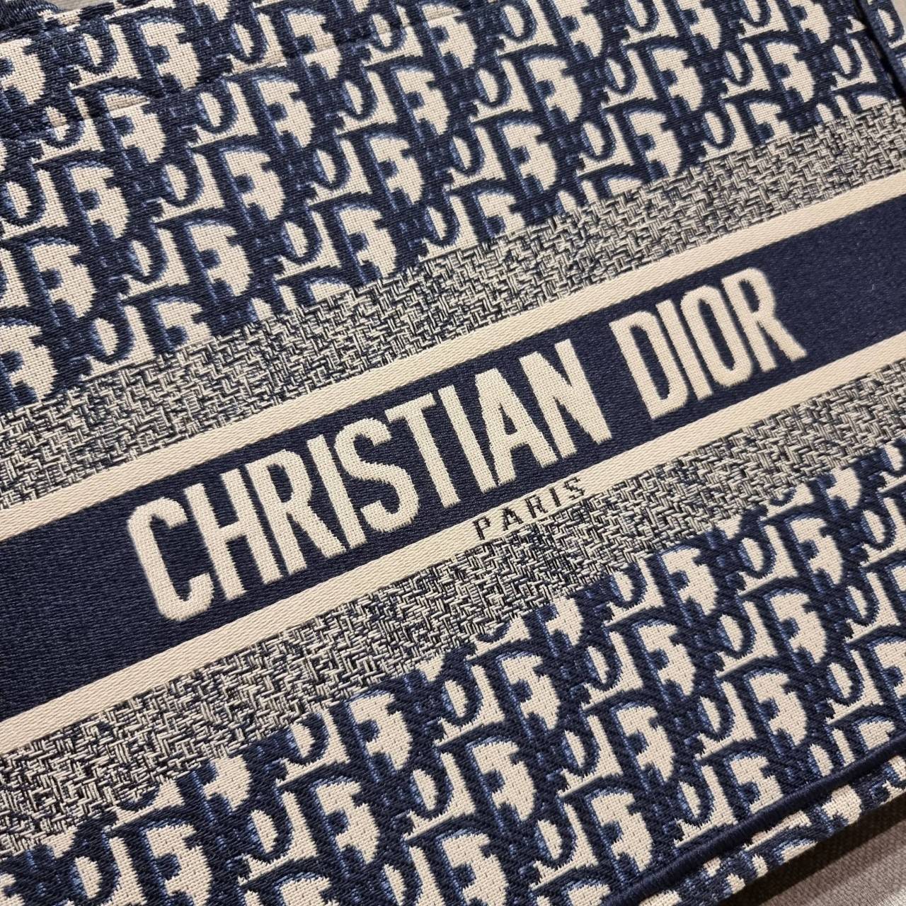 VIP 】HOT ARRIVAL!! DIOR CD SHOPPING BAG WITH GWP กระเป๋าทรงช้อปปิ้งใบใหญ่ จุใจ!! พรีเมี่ยมกิ๊ฟรุ่นดับเบิ้ลฮอต ดีไซน์คลาสสิควินเทจ สวยหรู วัสดุผ้าแคนวาสลายกราฟฟิค ภายในโล่งกว้างมากๆ ใส่ของจุสุดๆ โน้ตบุ้ค ไอแพด กระเป๋าสตางค์ มือถือ หรือเสื้อผ้ายังได้ สะพายค