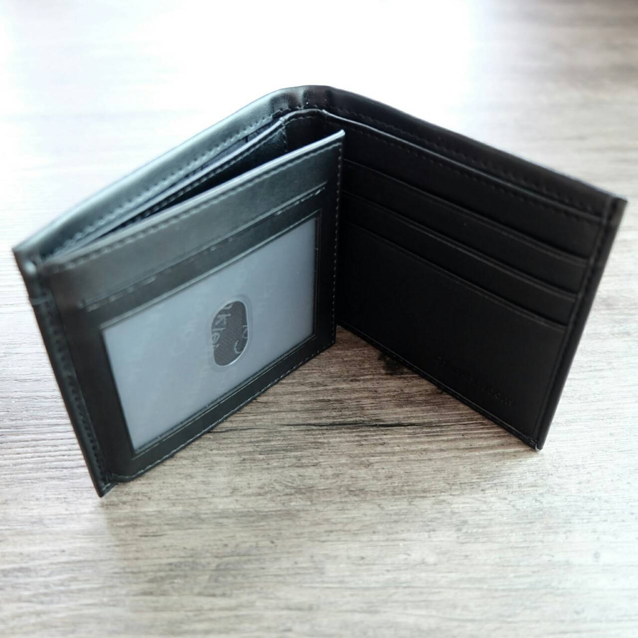 Calvin Klein Short Wallet กระเป๋าสตางค์ใบสั้น ด้านหน้ามีโลโก้แบรนด์ และตกแต่ง ด้วยหมุดโลหะเงิน ภายในมีช่องใส่ธนบัตร ช่องใส่บัตรหลาย ช่อง และช่องใส่รูป จะมอบเป็นของขวัญหรือใช้เองก็แนะนำค่ะ