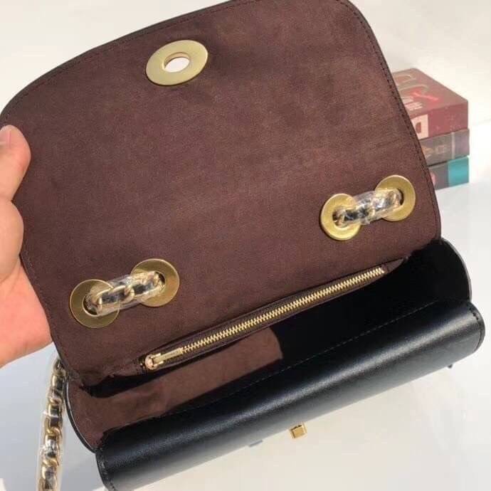 Coach Madison Shoulder bag leather กระเป๋าสะพายครอสบอดี้//สะพายข้าง//หรือสามารถทบสายคล้องไหล่ได้ค่ะ หนังแท้สวยงามากๆค่ะ 📌เป็นอีกรุ่นที่น่ารัก น่าใช้มากๆ แมทได้กับทุกชุด ใช้ได้กับทุกๆวัน ได้ไปไม่ผิดหวังแน่นอน สินค้าพร้อมส่ง ห้ามพลาดจร้า!