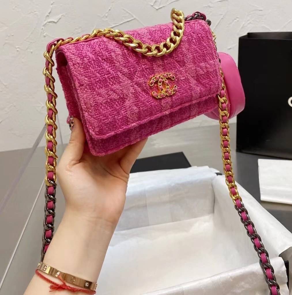 Chanel อเนกประสงค์ รุ่น Limited edition ลายวินเทจ พร้อมใบเล็ก หนังแท้ น้ำหนักเบา มีช่องใส่ของจุกจิก เปิดปิดด้วยฝาปิดกระดุม มีช่องใส่บัตร ช่องซิป ใส่กระเป๋าสตางค์ใบยาว ได้ค่ะ ตัวจริงสวยมากๆถูกใจรีบจองนะคะ ใส่มือถือได้ทุกรุ่น สายสะพายยาวคู่ สะพายได้สองแบบ ป