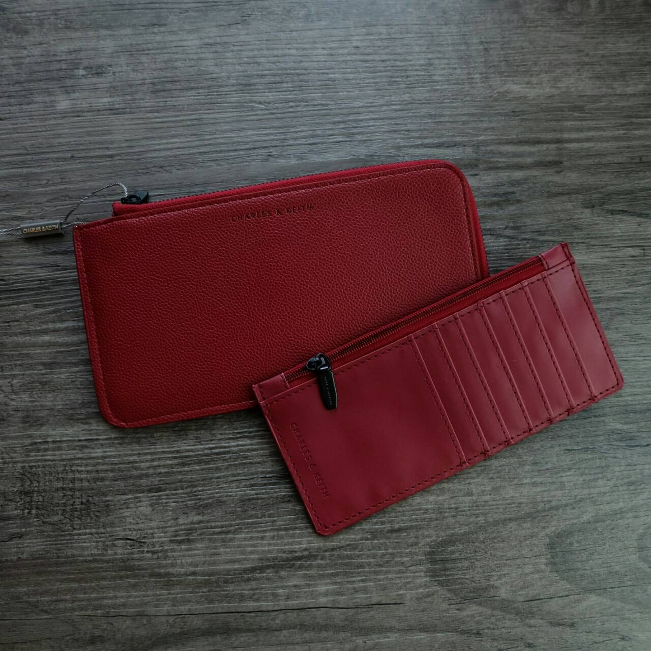 Charles & Keith Zip Wallet กระเป๋าสตางค์ใบยาว บาง พกพาสะดวก แถมกระเป๋าใบเล็กใส่บัตรให้อีก 1 ใบ เปิด - ปิดกระเป๋าด้วยซิป ภายในมีช่องใส่บัตรหลายช่อง และช่องใส่ธนบัตร ใบจริงสวย น่าใช้ทุกสีเลยค่าา