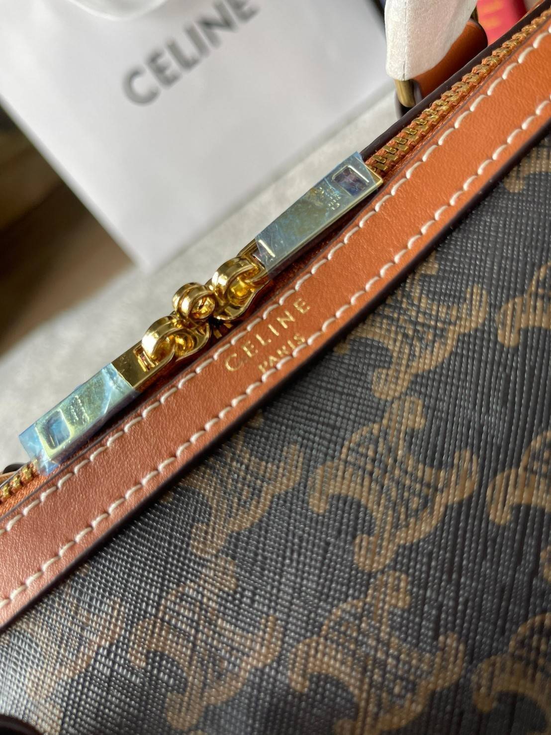 VIP 】CELINE BOSTON BAG IN TRIOMPHE CANVAS AND TAN ลวดลาย Triomphe Canvas Collection เป็นที่นิยมตลอดกาล มาในรูปแบบกระเป๋าทรงหมอนที่ได้รับความนิยมแบบทุกยุคทุกสมัย ซึ่งเป็นรูปทรงที่มีความคลาสสิก ดูดีแบบไม่มีตกยุค มาพร้อมขนาดที่ง่ายต่อการพกพา จัดเก็บหรือหยิบข