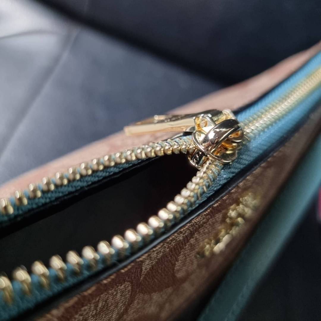 COACH F58321 TOP HANDLE POUCH อีกรุ่นฆ่าไม่ตาย!! 😎 ขายดีขายหมด ขายรวยขายปังๆ!! กระเป๋าพอชจากโค้ช ทรงใช้งานง่าย สะดวก กะทัดรัด วัสดุหนังแคนวาสเคลือบคุณภาพดี มาพร้อมสายคล้องในตัว และสายสะพาย crossbody ปรับเปลี่ยนได้ตามสไตล์ อีกหนึ่งไอเท็มที่สาวๆต้อง