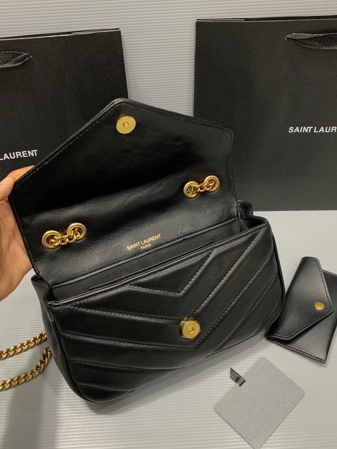 ORI | หนังแท้ 25cm YSL loulou small in matelassé กระเป๋าสะพายทรงสวยคลาสสิค มาพร้อมใบเล็กใส่การ์ด งานหนังแท้สมผัสนุ่มมือตะเข็บเย็บลายเชฟรอนสวยเป็นเอกลัษณ์