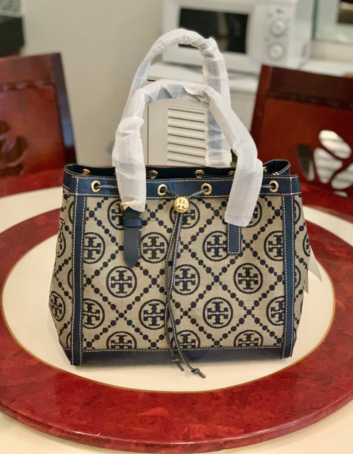 OUTLET 】Tory Burch T Monogram Jacquard Tote Bag ใบใหญ่ใส่จุมากค่ะสาวๆ! พร้อมส่ง! กระเป๋าที่สามารถใช้ได้กับทุกๆวัน วัสดุJacquard+หนัง ได้ลงตัว สวยงามค่ะ ปากกระเป๋าแบบหูรูด ที่จับอะไหล่แบรนด์สวย ภายในกระเป๋ากว้างมากๆ สาวๆที่สัมภาระเยอะนี่หายห่วงไปเลยค่ะ มีช