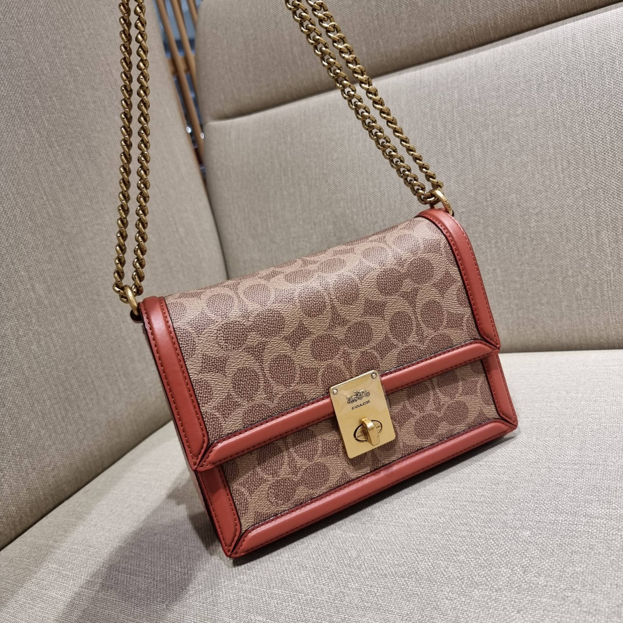 COACH 3492 HUTTON SHOULDER BAG IN SIGNATURE CANVAS sold out ไปกันทั่วหน้าในหลายประเทศ กับกระเป๋าสะพายที่สุดของความหรู ดีไซน์คลาสสิควินเทจ ลูกเล่นสีแทนสนิมตัดกับอะไหล่สีทองเหลืองดูย้อนยุคและหรูหรา วัสดุหนังแคนวาสสลับหนังแท้ สายสะพายโซ่สลับหนัง ปรับสะพายได้
