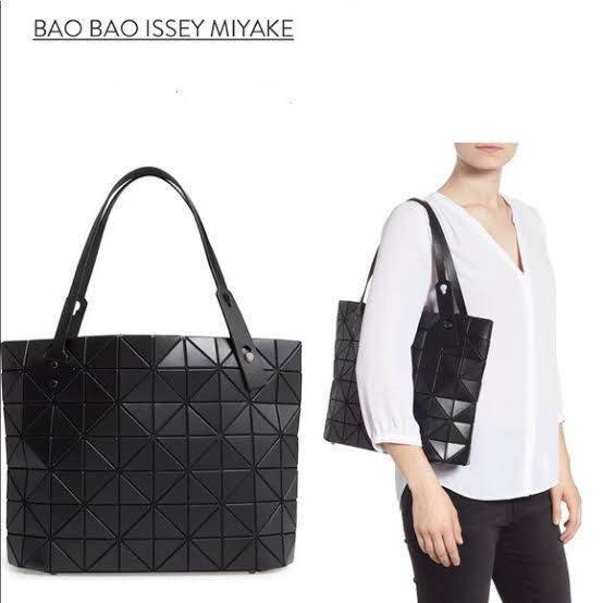 Bao Bao Issey Miyake ROCK MATTE ซีรีส์นี้จะเป็นทรงสี่เหลี่ยมผืนผ้า มีซิปปิดด้านบน ถือเป็นรุ่นที่เหมาะกับการใช้งานในชีวิตประจำวัน สามารถพับมุมและบริเวณด้านล่างของกระเป๋าเพื่อเพิ่มความสะดวกสบายในการใช้งาน ทั้งยังช่วยให้วางกระเป๋าในแนวตั้งได้อีกด้วย แผ่นต่อส