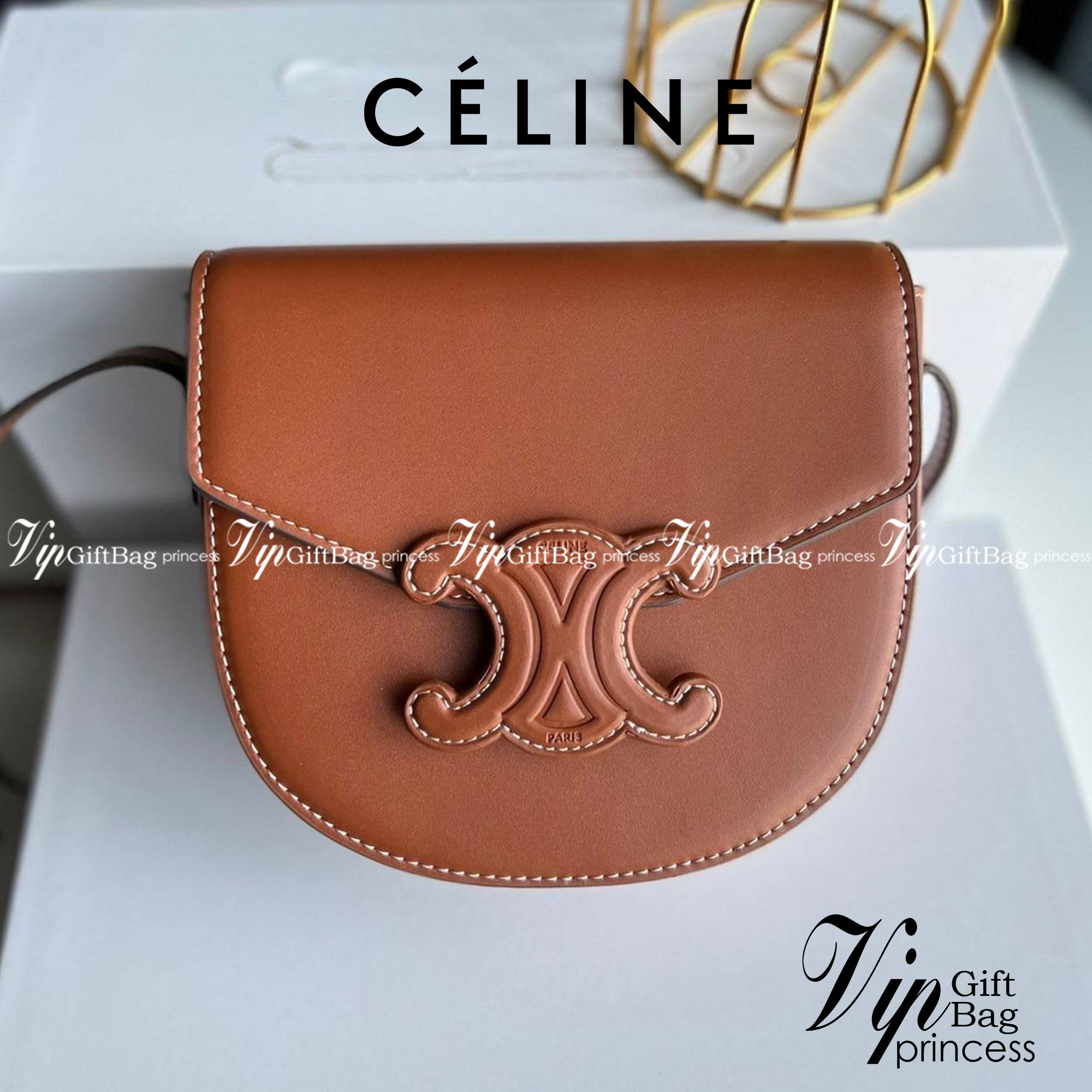 หนังแท้ CELINE BESACE cuir triomphe in Smooth calfskin / CELINE TRIOMPHE CLOSSBODY BAG หนังแท้ทั้งใบสวยหรู แบบใหม่ล่าสุด โลโก้หนังสมูทคลาสิก เหมาะกับสาวๆในวันที่อยากครอสบอดี้ชิลๆ ห้ามพลาดค่ะ!