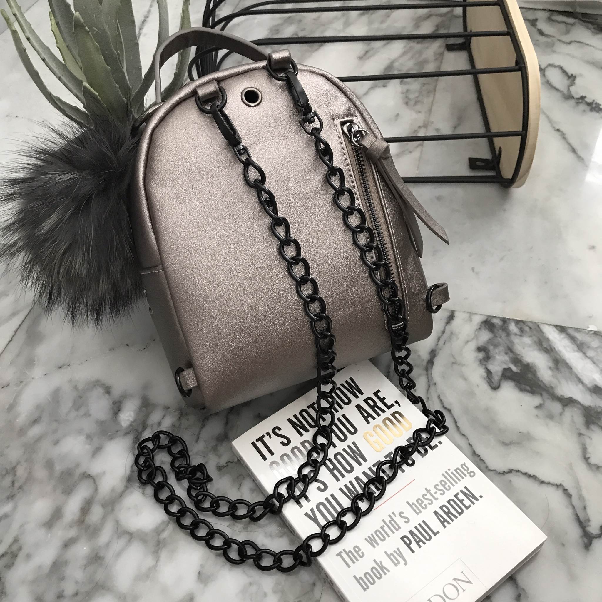 สินค้ารุ่นใหม่สัปดาห์นี้ ค๊า เป้ มินิ รุ่นใหม่ ได้ Look Minimal style แฝงความน่ารักนิดๆ ต้องใบนี้เลยค๊า KEEP ' All-day backpack with shoulder strap ' 📍ความพิเศษ คือ สาย ถอดได้ปรับเปลี่ยนได้ตามการใช้งาน (สะพายหลัง-สะพายข้างลำตัว ) ใน set 