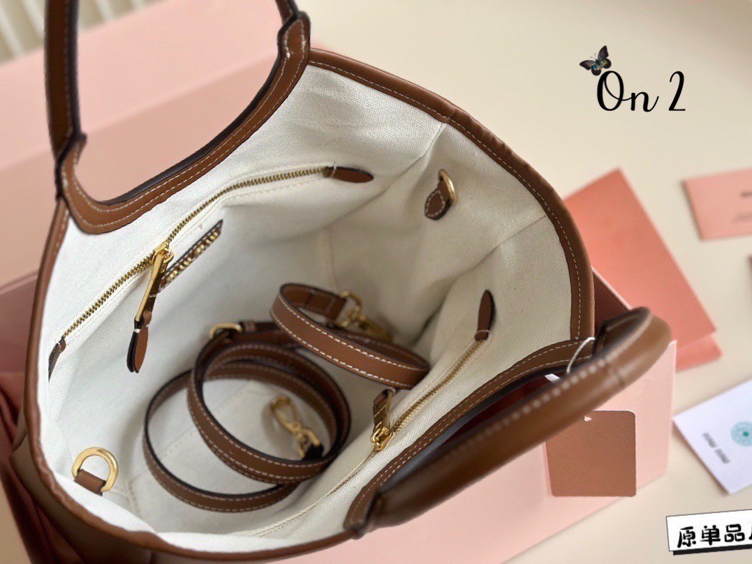 พร้อมส่ง 2 สี MIU MIU IVY LEATHER TOTE BAG กระเป๋าถือทรงโท้ทงานหนังเรียบเต็มใบ มีความยูนิค ใช้งานได้หลากหลายใช้ได้จริงสวยเรียบหรู จับแมตช์ง่าย สวยงาม