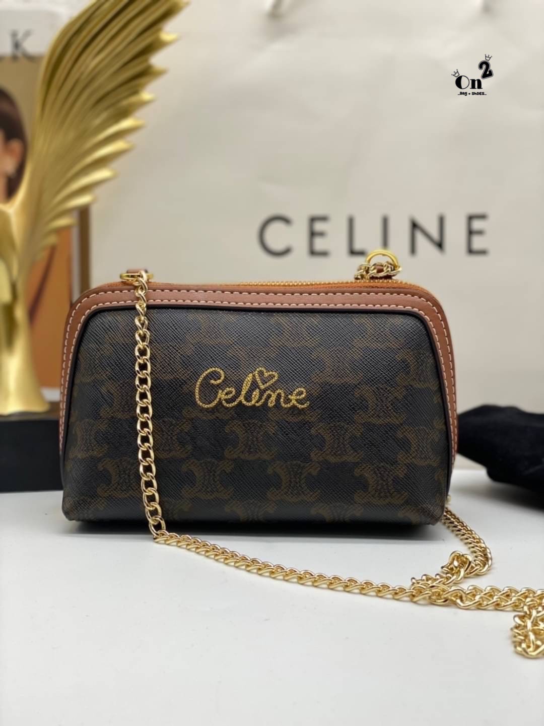 CELINE POUCH 16cm / CELINE TRIOMPHE Triumphal Arch Canvas / CELINE CLUTCH WITH CHAIN ภาพถ่ายจากสินค้าจริง พร้อมส่งที่ไทย ใช้งานต่างประเทศได้ กระเป๋าคลัทช์ดีไซน์เรียบหรูออกแบบมาได้อย่างลงตัว
