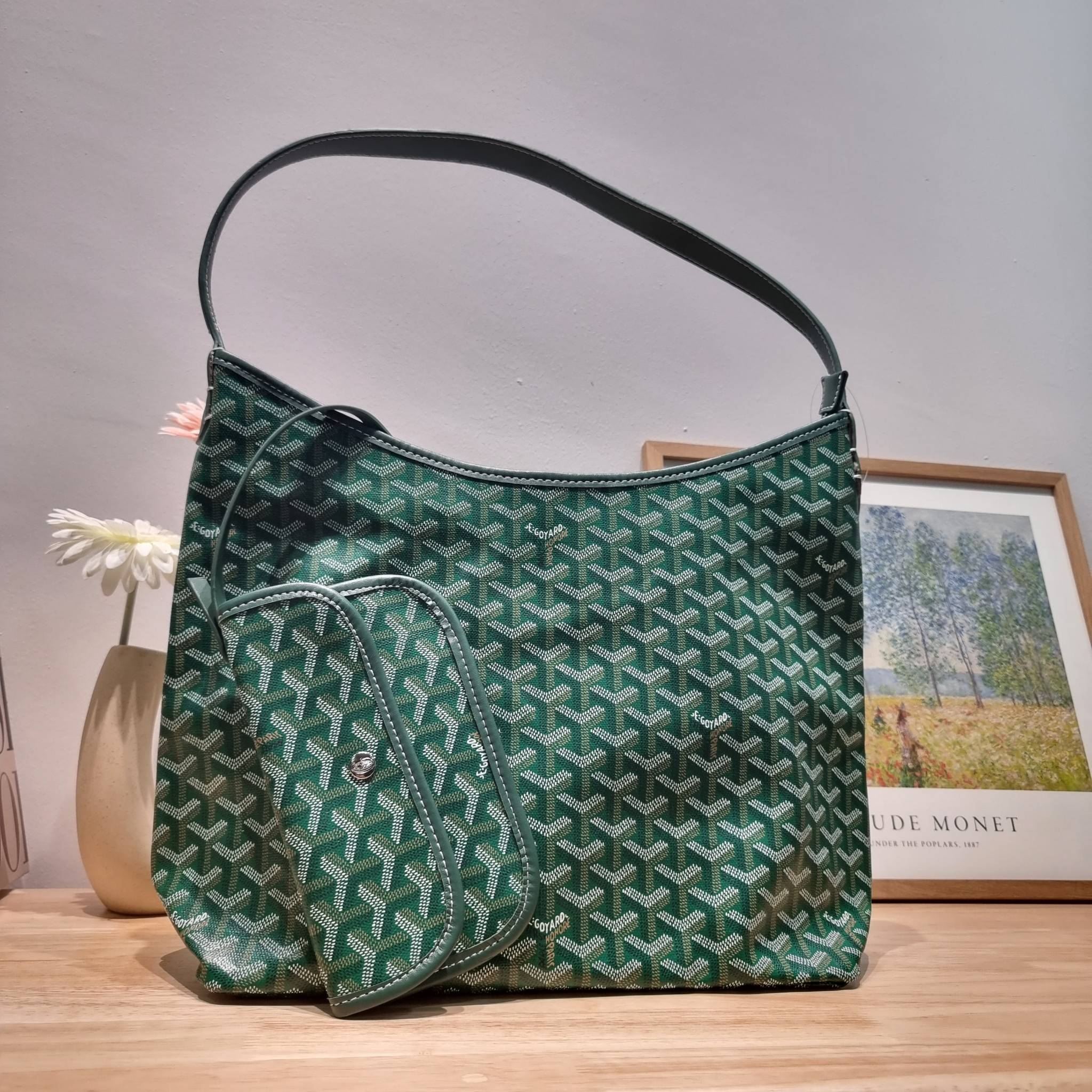 GOYARD BOHEME HOBO BAG / GOYARD HOBO กระเป๋าสะพายทรงโฮโบ ใบใหญ่จุใจ!! มาครบสีขายดี เลิศทุกสี รูปทรงคลาสสิค ดีไซน์เป็นเอกลักษณ์ วัสดุหนังแคนวาสพิมพ์ลายสวยคม ปากกระเป๋ามีซิปเปิด-ปิดกันของหล่นได้ ภายในโล่งกว้างมาก มาพร้อมสายคล้องในตัว ทนทาน สะพายสวยๆได้ทุกวั