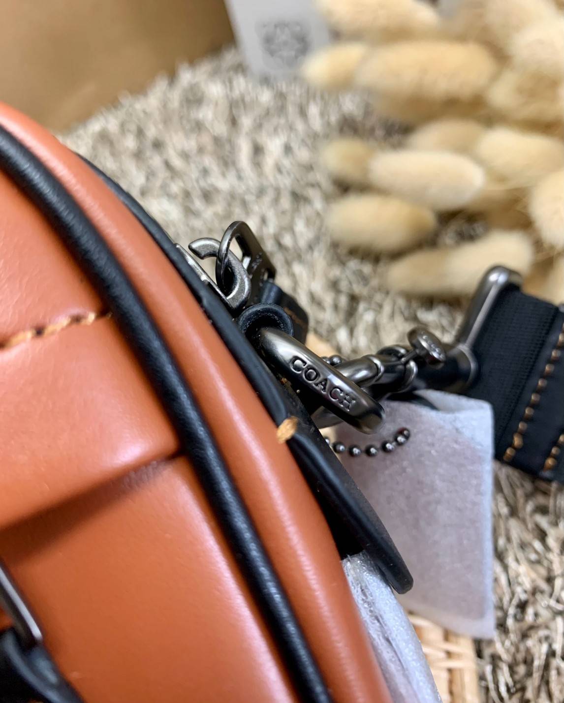 3สีเข้าใหม่งานคุณภาพอีกแล้วคับท่านน ทั้งสี ทั้งหนังสวยมากๆค่าา!! COACH GRAHAM CROSSBODY BAG ((39946)) พร้อมส่ง! กระเป๋าสะพายแบบครอสบอดี้ร์ ใช้ได้ทั้งชาย//หญิง หนังแท้อย่างดี เรียบหรูค่ะ ด้านหน้ามีช่องซิปซ่อนให้หนึ่งช่อง ช่องซิปหลักกว้าง ใส่ของจำเป็นได้ครบ