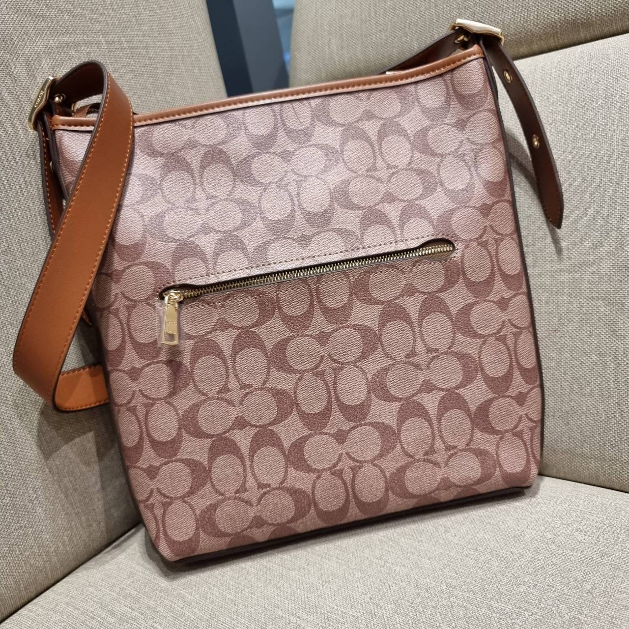 COACH C5641 VAL DUFFLE IN SIGNATURE CANVAS WITH STRIPE ใหม่ล่าสุด กระเป๋าทรงดัฟเฟิล คอลเลคชั่นยอดฮิต สวยโดดเด่น ทรงกระเป๋าไม่ซ้ำใคร แถมยังใส่ของได้จุใจไปอีก วัสดุหนังแคนวาสคุณภาพดี สลับหนังแท้ ด้านหลังมีช่องซิป กระเป๋ามีช่องซิปหลัก ภายในโล่งกว้าง สายสะพาย