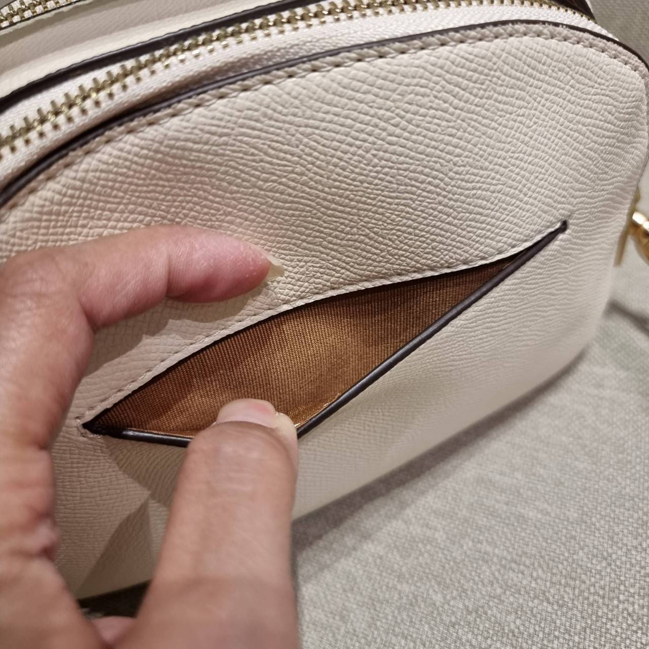 COACH 1589 SERENA SATCHEL กระเป๋าสะพายคอลเลคชั่นยอดฮิต ดีไซน์ลุคผู้ดี ต้องยกให้น้องใบนี้เลย!! จัดสีคุณหนูมาให้ สวยตาแตก!! วัสดุหนัง crossgrain ทนทาน เปิด-ปิดด้วยซิป 2 ช่องหลัก ภายในเป็นช่องโล่ง เก็บของได้แบบสบายๆ ใส่มือถือได้ทุกรุ่น สามารถหยิบไปแมทช์ได้ง่