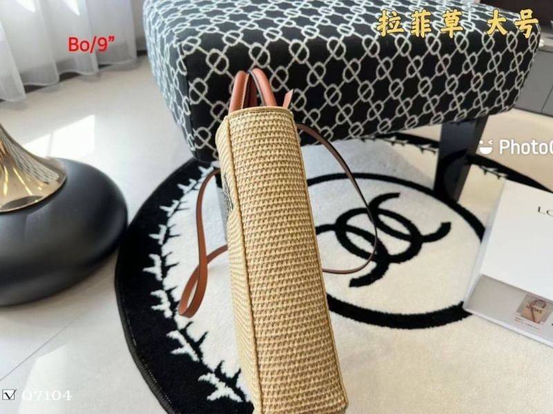 Loewe Leather-trimmed Raffia Tote / Loewe Tote Bag กระเป๋าโท้ท รูปทรงสวยงามสานเต็มใบ และยังโดดเด่นด้วยโลโก้ สีโทนอุ่น ทำให้ไอเท็มนี้ ภายในกระเป๋าใหญ่โล่งกว้าง ใบนี้เหมาะกับสายแฟชั่นมากๆ