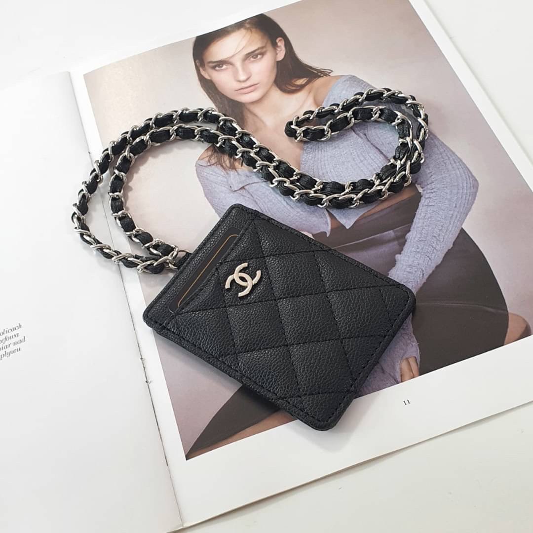CHANEL CARD HOLDER WITH CHAIN พร้อมส่งที่ไทย สายคล้องบัตรสุดคลาสสิค จากงานพรีเมี่ยมกิ้ฟท์แบรนด์ดังอย่าง CHANEL วัสดุหนังสังเคราะห์ ลายสวยมาก ด้านหน้าประดับโลโก้ CC มีช่องใส่บัตรมากกว่า4ใบ มาพร้อมสายคล้องแบบโซ่สลับหนัง ไอเท็มสุดหรูแบบนี้ ต้องมีติดตัวไว้น้า
