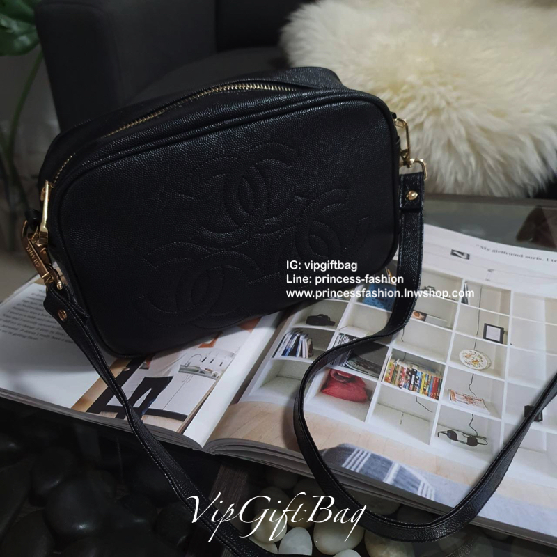 CHANEL VIP GIFT BAG รุ่น CAVIER CROSSBODY กระเป๋าของสมนาคุณ จากพรีเมี่ยมกิ้ฟแบรนด์ดังอย่าง CHANEL วัสดุหนังสังเคราะห์ ลายคาเวียร์สุดหรูเต็มใบ #เล่นแสงสวยมาก ด้านในเปิดปิดด้วยซิปCC อะไหล่ทอง มีช่องซิปแยกอีกหนึ่งช่อง สามารถใส่กระเป๋าสตางค์ใบยาว ของจุกจิกได้