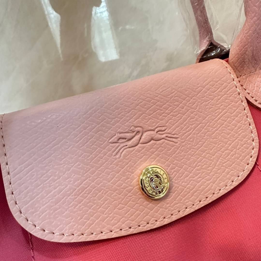 LONGCHAMP LE PLIAGE RE-PLAY TOP HANDLE BAG สินค้ารุ่นลิมิเต็ด collection สุดปัง ซื้อใบเดียวเหมือนได้2 ใบ กระเป๋าสะพายแนวตั้งที่กว้างขวาง มีเอกลักษณ์เฉพาะตัวแต่มีดีไซน์ที่น่าดึงดูด