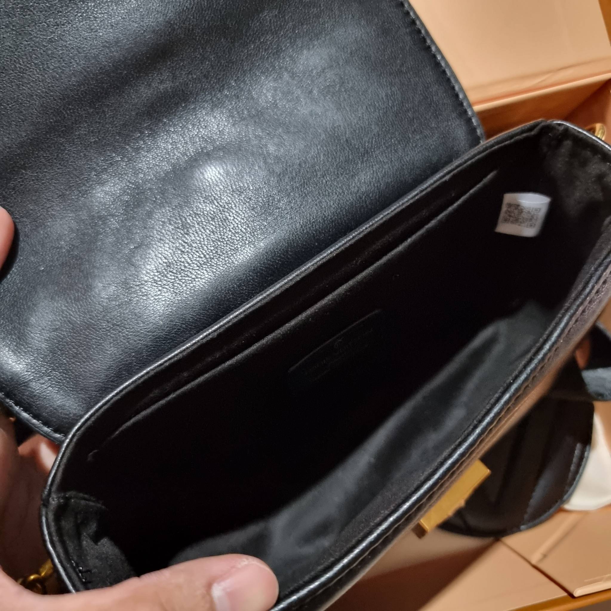 LV new wave pochette multi bag กระเป๋าสะพายมัลติฟังก์ชั่น สุดหรู มาพร้อม box set รับรองว่าดีงาม ลูกเล่นคลาสสิคผสานความวินเทจ มีสายสะพายให้ 2 เส้น และกระเป๋าใบลูก เล็กน่ารัก วัสดุหนังแท้ ภายในเป็นช่องโล่ง แบ่งสัดส่วนมีช่องย่อย ใบนี้ปรับใช้ได้หลายสไตล์ ลุคไ