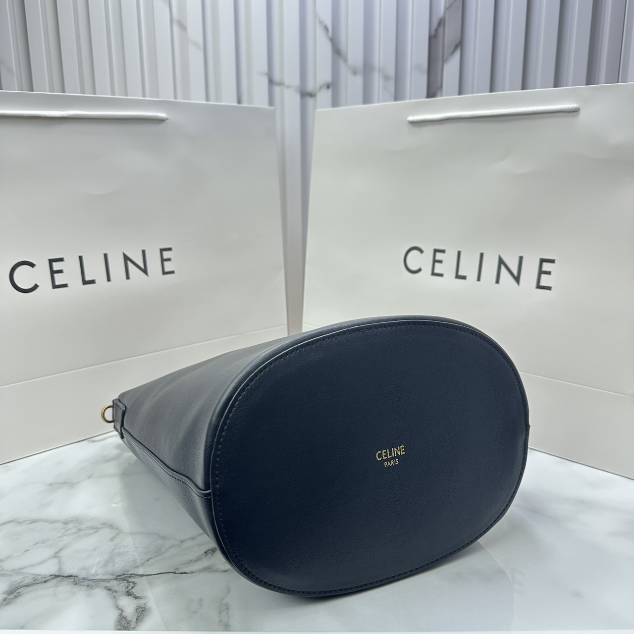 CELINE MEDIUM LOUISE BAG in SMOOTH CALFSKIN / Celine Bucket Bag กระเป๋าทรงบัคเก็ต กระเป๋าถือรุ่นใหม่ล่าสุด ดีไซน์หรูคลาสสิค