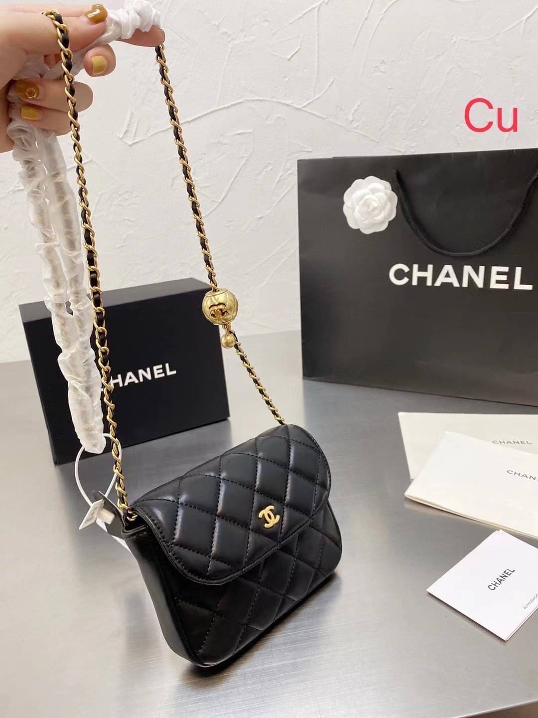 Chanel Pearl Crush with Chain / Chanel Mini crossbody bag กระเป๋าสะพายข้างหรือสะพายเป็นครอสบอดี้ รอบนี้เข้า 5 สีเลย ได้ใบนี้ไปถือออกงาน ก็สวยหรูดูแพงสุดๆค่า!!