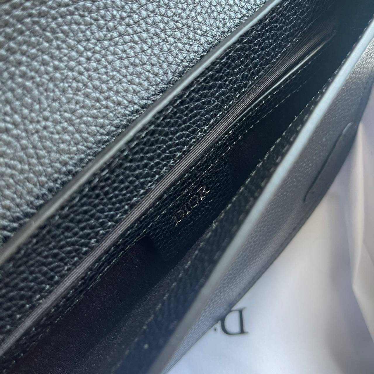 หนังแท้ CHRISTIAN DIOR SADDLE POUCH Black Grained Calfskin / DIOR SADDLE MESSENGER BAG พร้อมส่งที่ไทย กระเป๋า Saddle pouch คู่ใจขนาดกะทัดรัดและเหมาะสำหรับใช้ในชีวิตประจำวัน สีดำคลาสสิก เกรดออริจินอลหนังแท้ทั้งใบ ภาพสินค้าถ่ายจากงานขายจริง ใช้งานต่างประเทศ