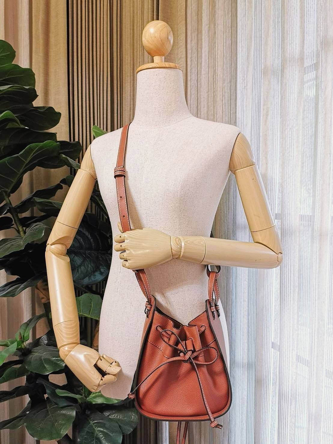 LOEWE HANDLE & SHOULDER BAG GIFT WITH PURCHASE (GWP) กระเป๋าถือหรือสะพายหนังแท้พรีเมี่ยมกิ๊ฟ Limited จาก LOEWE PERFUME DUTYFREE รุ่น Rare items สุดๆวัสดุหนังแท้ Calfskin หนังสวยดีไซน์คงเอกลักษณ์แบรนด์ สามารถปรับใช้ได้หลายทรงด้านข้างมีหูรูดปรับขยายทรงได้ภา