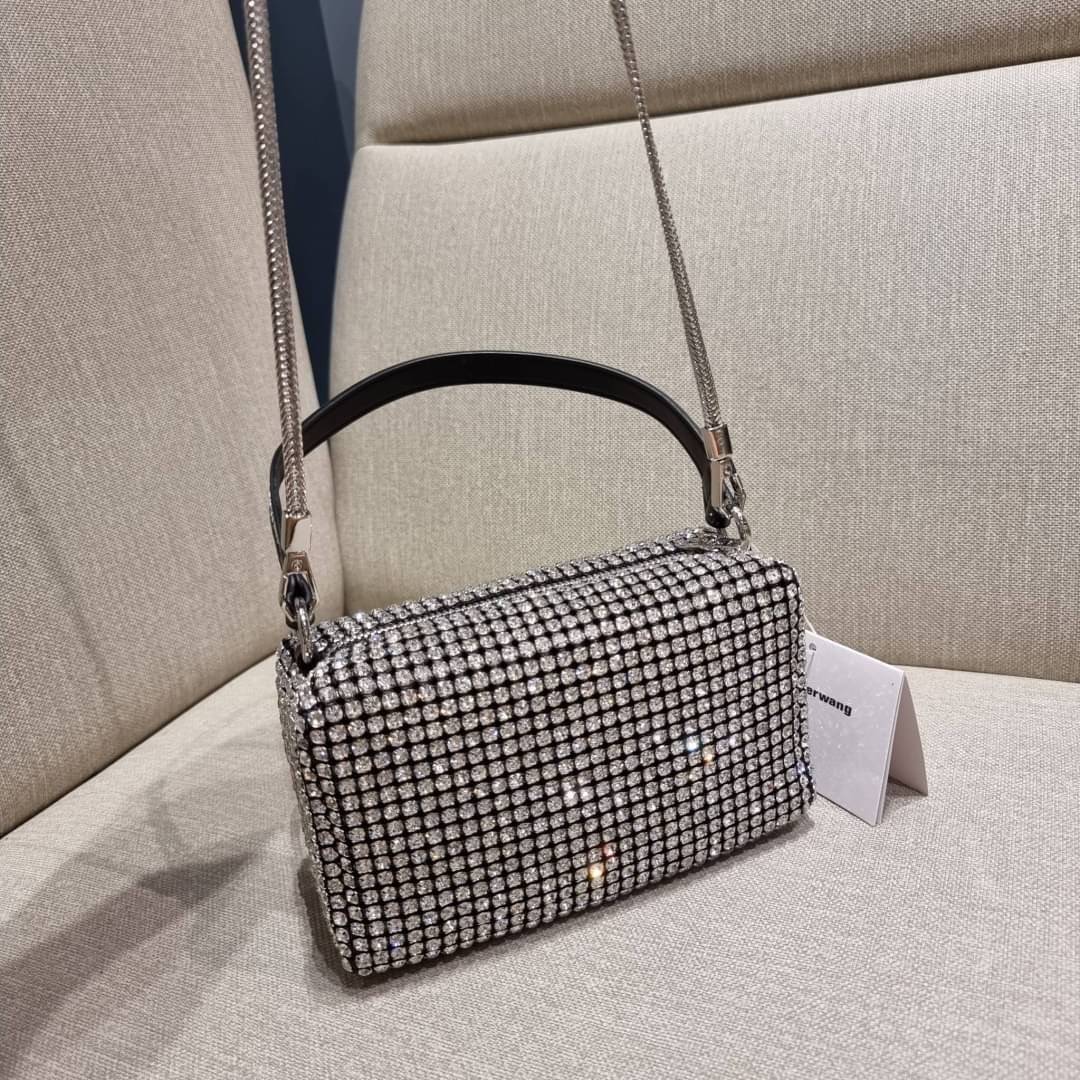 ALEXANDER WANG HEIRESS POUCH IN RHINESTONE MESH จัดให้แบบสุดตัว กับไอเท็มที่สาวๆต่างเรียกร้อง กับกระเป๋าพอชตกแต่งพลอยเทียม หรูหรา โดดเด่น ดูแพง ด้วยการตัดเย็บเรียงร้อยลงบนตาข่ายเนื้อละเอียด ทำให้ดูดีมีราคางดงามจริงๆ เปิด-ปิดด้วยซิป ขนาดกำลังสวย ภายในเป็นช