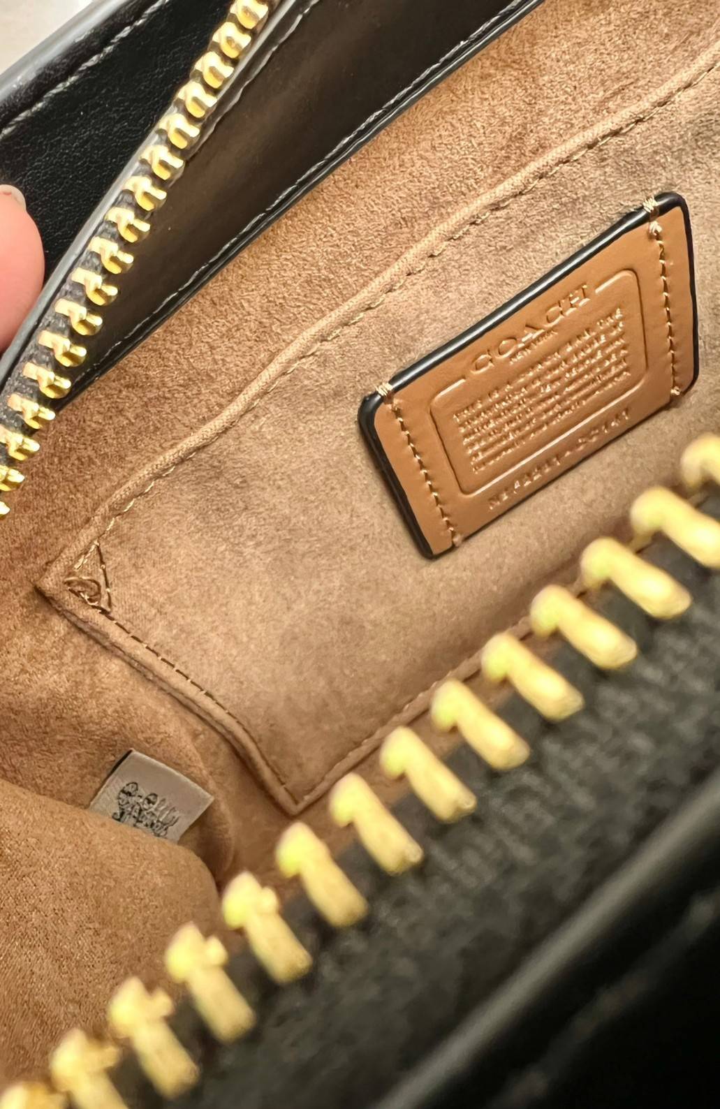 COACH GRACE CARRYALL BAG((cc141)) สวย หรู มาเลยจ้าา พร้อมส่ง! กระเป๋าหิ้ว//สะพายแบบครอสบอดี้ร์ หนังแท้ ทรงสวยหรู อัพลุคให้คุณผู้หญิงดูดีได้เลยทีเดียวค่ะ ด้านหน้าออกแบบเป็นช่องกระดุมแม่เหล็กพร้อมป้ายโละหะแบรนด์เด่นหรูค่ะ เปิด-ปิดกระเป๋าด้วยซิป ภายในใส่กระเ