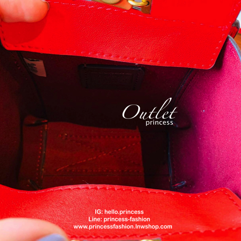 COACH TROUPE TOTE SIGNATURE CROSSBODY BAG กระเป๋าสะพายข้าง/ crossbody size mini หนังแท้ลาย C อะไหล่ทอง vintage เปิดปิดกระเป๋าแบบหมุนล็อค แม่เหล็กในตัว ภายในโล่ง ใส่ wallet สั้น มือถือทุกรุ่น ซัปในเป็นหนังกลับอย่างดี พร้อมสายสะพายถอด ปรับระดับได้ค่ะ