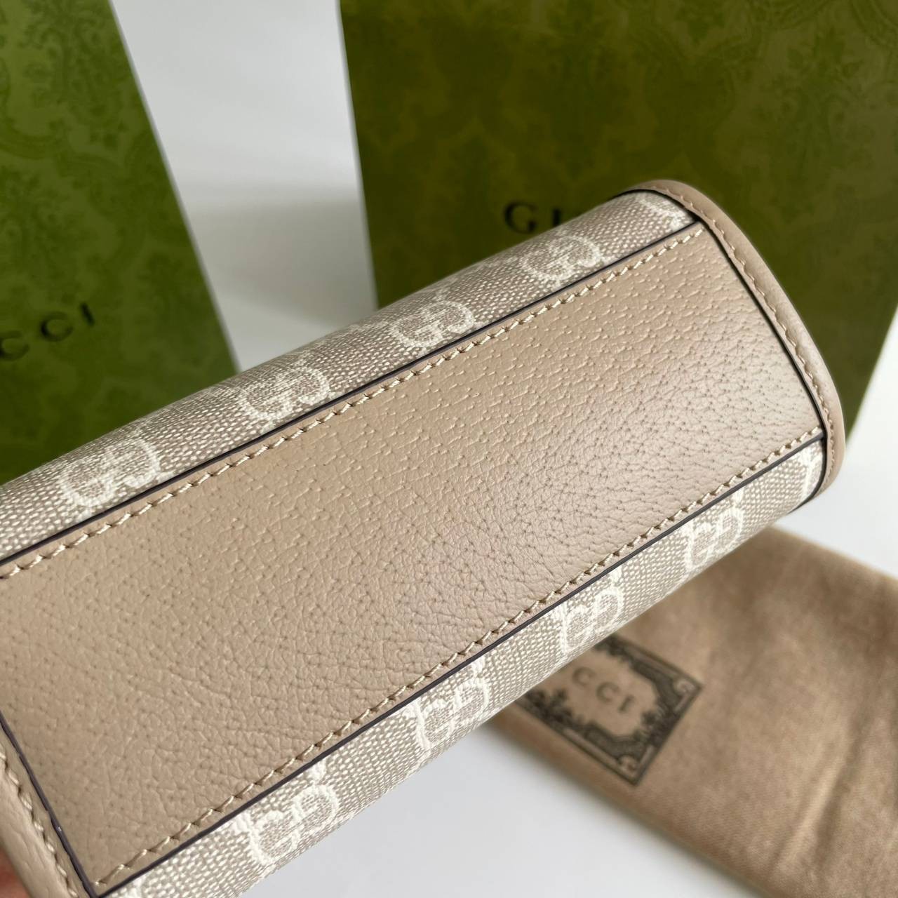 หนังแท้ GUCCI Mini tote bag with Interlocking G พร้อมส่งที่ไทย Beige and white GG Supreme canvas เกรดออริจินอล ภาพสินค้าถ่ายจากงานขายจริง ใช้งานต่างประเทศได้ The mini tote bag is complete with an oatmeal leather trim and an Interlocking G tag.