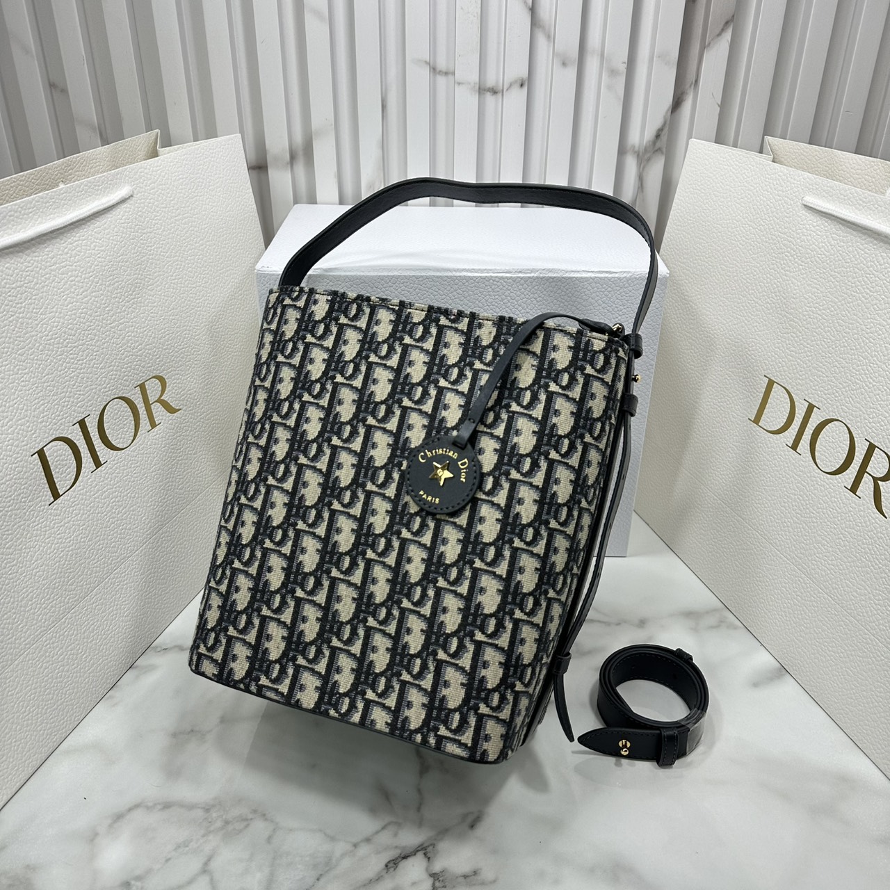 ORI หนังแท้ | DIOR Small Diorstar bucket bag Oblique jacquard fabric กระเป๋าสะพายทรงบัคเก็ต รุ่นใหม่ Cruise 2026 โดดเด่นด้วยดีไซน์ที่ง่ายต่อการใช้งานและมีประโยชน์ใช้สอยหลากหลาย