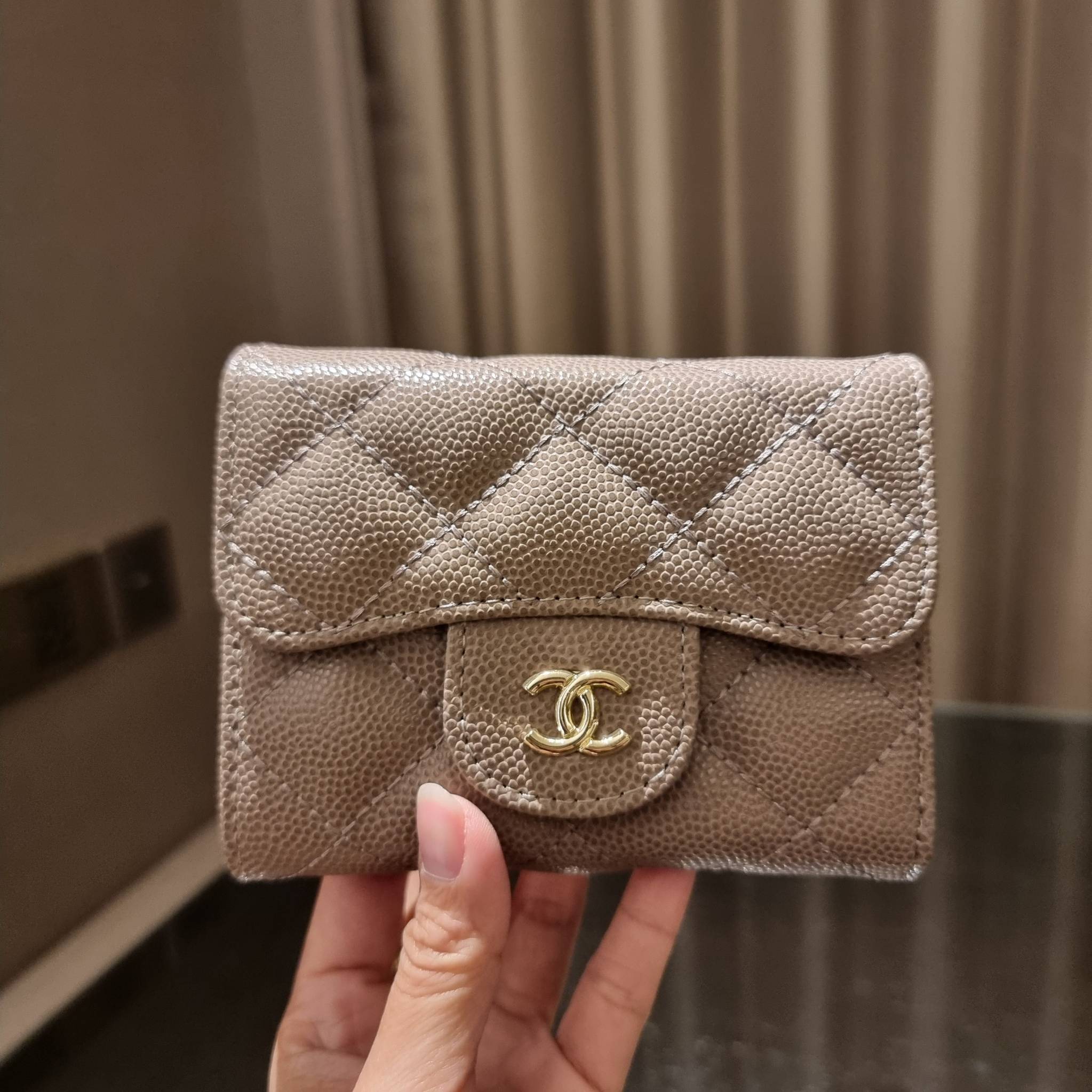 VIP 】มาแล้วจ้า!! รุ่นแนะนำ!! ฮิตติดใจสาวๆ!! กระเป๋าสตางค์ใบสั้นรุ่นฝาพับ จาก Chanel premium for gift เรียบหรู ดูไฮน์ วัสดุหนังสังเคราะห์ลายคาร์เวีย ด้านในเป็นหนังซาฟเฟียโน่ เปิด-ปิดด้วยกระดุมแม่เหล็ก ภายในกระเป๋ามีช่องใส่บัตร ใส่ธนบัตรได้ ดีไซน์เรียบหรูตา