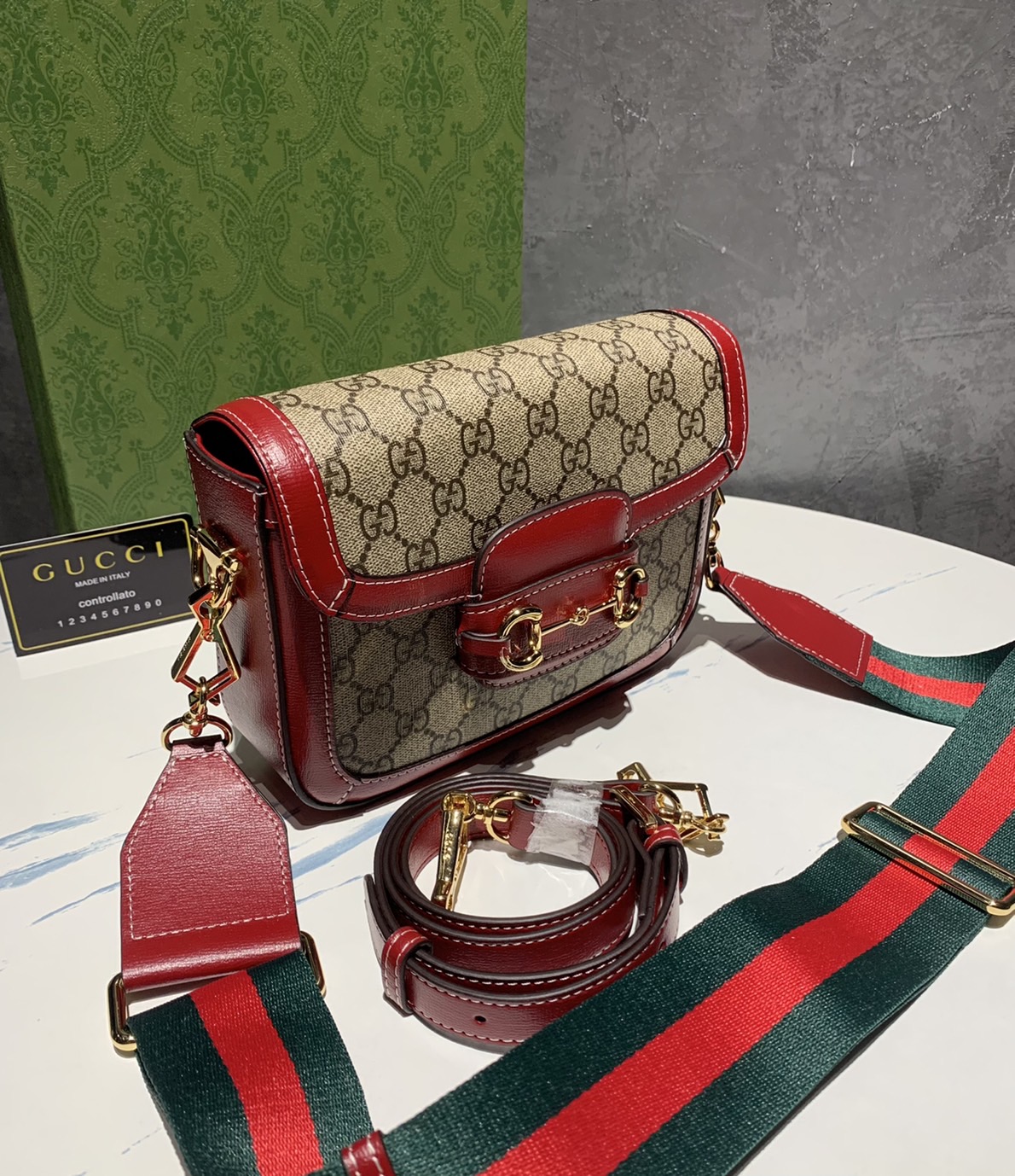 หนังแท้ GUCCI Horsebit 1955 mini bag GG Supreme canvas ที่สุดของรุ่นที่ฮอตหนักมาก คอลเลคชั่นที่ยอดขายดีตั้งแต่วันแรกที่ลง shop ด้วยรูปทรงที่กะทัดรัด ตอบโจทย์ได้ทุกลุค ทุกไลฟ์สไตล์ ใช้งานได้ง่ายคล่องตัว เรียกได้ว่าใครไม่มีได้ยังไง สวยขนาดนี้!!