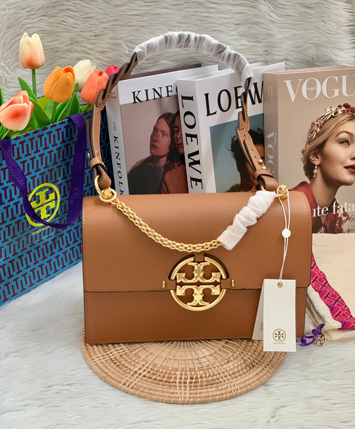 สวยจริงไม่จกตาจ้าา😘 TORY BURCH MILLER SHOULDER BAG BRAIDED STRAP LARGE ((81668)) พร้อมส่งที่ไทย! กระเป๋าหิ้วและสะพายไหล่ได้ในตัว หนังแท้ลายหนังสวยมากๆค่ะ ด้านหน้ามีอะไหล่โลโกแบรนด์ หรู สะพุดตาทีเดียว เปิดปิดกระเป๋าแบบฝาปิด ภายในมีช่องหลักใส่ของ2ช่