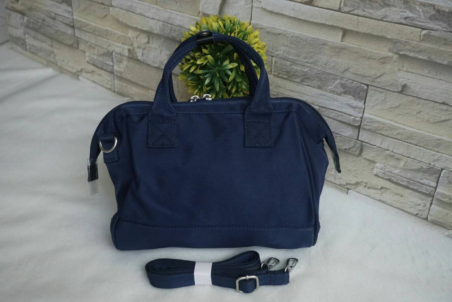 ANELLO Polyester Twill Mini Shoulder Bag AT-H1371 แบรนด์ฮิตติดลมบนในขณะนี้ กับคอลเลคชั่นใหม่เป็นรุ่นทรง Shoulder bag กระเป๋าสะพายในนี้ทำจากผ้า Polyester twill ที่มีความคงทนและมีสีสดใส กระเป๋าที่ดูจะใบเล็กๆใบนี้ สามารถบรรจุขวดน้ำ 500ml และกระเป๋าตังค์แบบยา