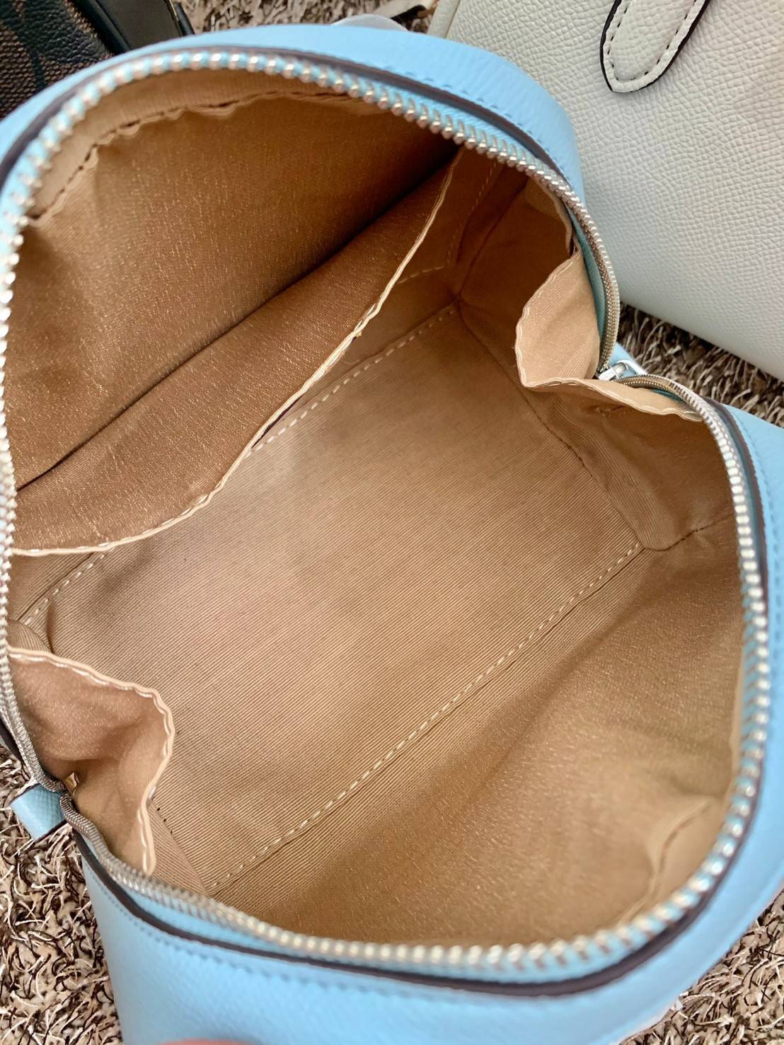 COACH SYDNEY SATCHEL BAG CA202 CA591 CB596 ใหม่ล่าสุด กับคอลที่สาวๆต้องหลงรัก กระเป๋าสะพายทรง satchel ที่มีรูปทรงดึงดูดสายตา สวยแรกเห็น วัสดุหนัง crossgrain พร้อมหูจับในตัว เปิด-ปิดด้วยซิป ภายในโล่งกว้าง ขนาดกำลังดี มีสายครอสให้ ปรับได้ตามชอบ ใบจริงลูกคุณ