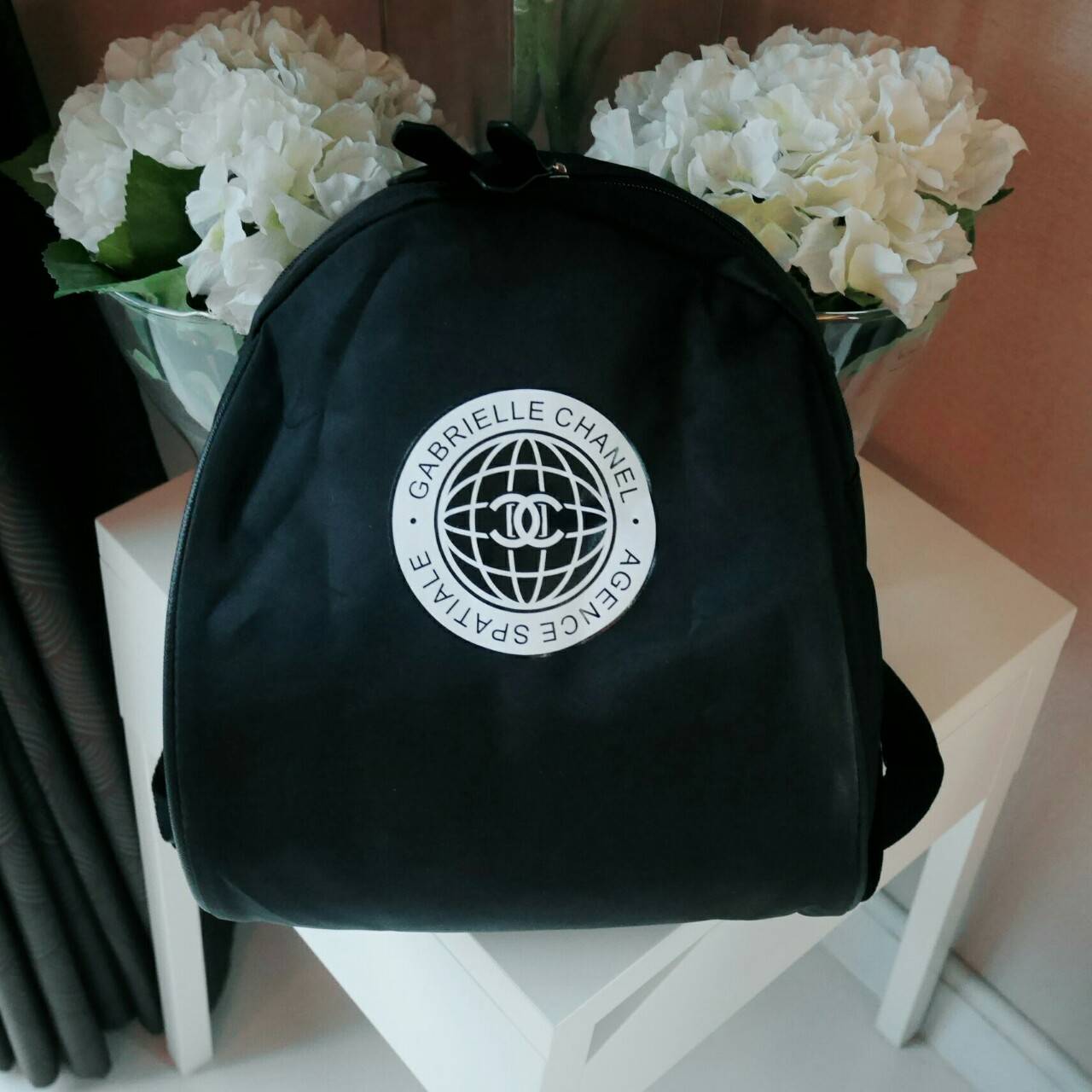 ุ่นที่หลายคนรอคอย! พร้อมส่งที่ไทยคะ CHANEL GABRIELLE VIP BACKPACK กระเป๋าเป้ดีไซน์เก๋จากงาน VIP GIFT แบรนด์ดังอย่างชาแนล ตัวกระเป๋าทำจาก NYLON เต็มใบ กันน้ำได้ ด้านในจุของได้เยอะ มีช่องซิปแยะอีกช่อง สายสะพายยาวปรับได้ ด้านหน้าสกรีนโลโก้สวยงามค้า จะสะพายทั