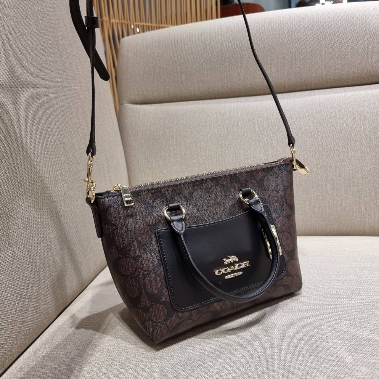 COACH F38089 MINI EMMA SATCHEL IN SIGNATURE CANVAS รุ่นหายาก รุ่นที่สาวๆตามหา จัดมาให้สมกับที่รอคอยกันไปเลยจ้า!! เป็นรุ่นที่ดีไซน์ออกมาให้ใช้งานง่าย สะดวก สวย หรู ดูดี!! กระเป๋าสะพายทรงสวย วัสดุหนังแคนวาสเคลือบลาย มาพร้อมสายสะพายข้างและหูจับในตัว ถอดออกถื