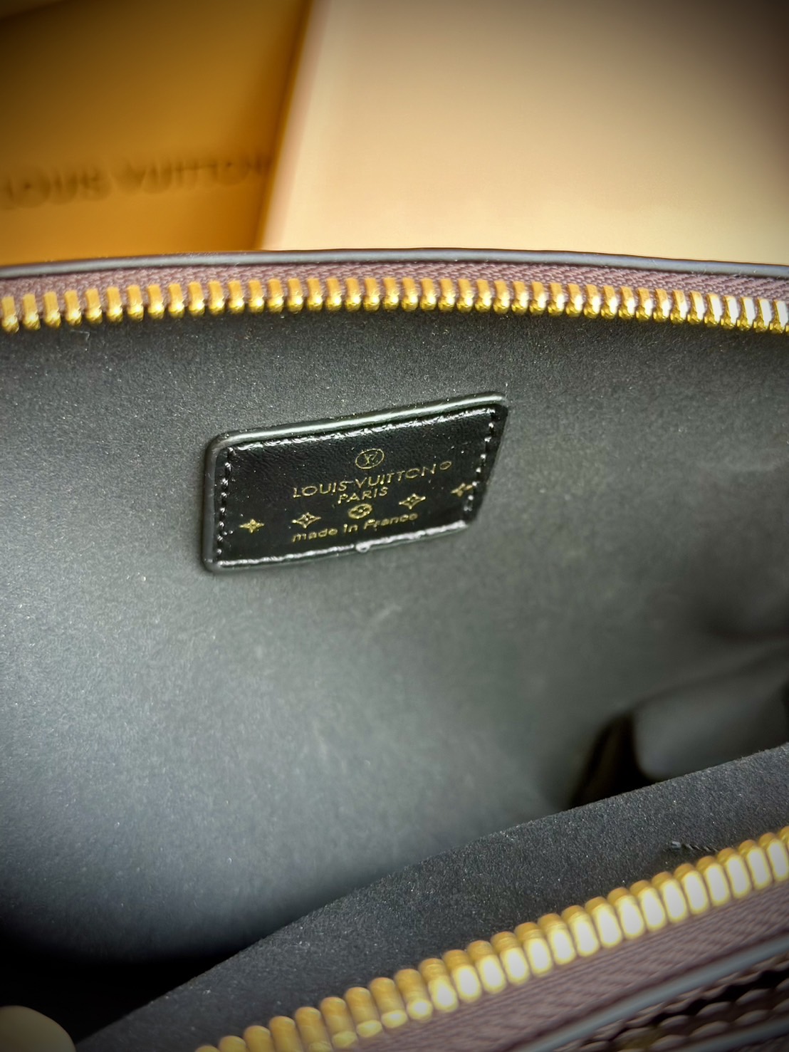 LV Be Alma bag Monogram Canvas / LV Pouch Bag กระเป๋าทรงพอชรุ่นใหม่สุดไอคอนิก เปิดตัวในคอลเลคชั่น Cruise 2025 ขนาดกะทัดรัดประดับสายโซ่สีทองถักสลับหนัง ใช้เป็นกระเป๋าใส่เครื่องสำอางค์ก็ลงตัว