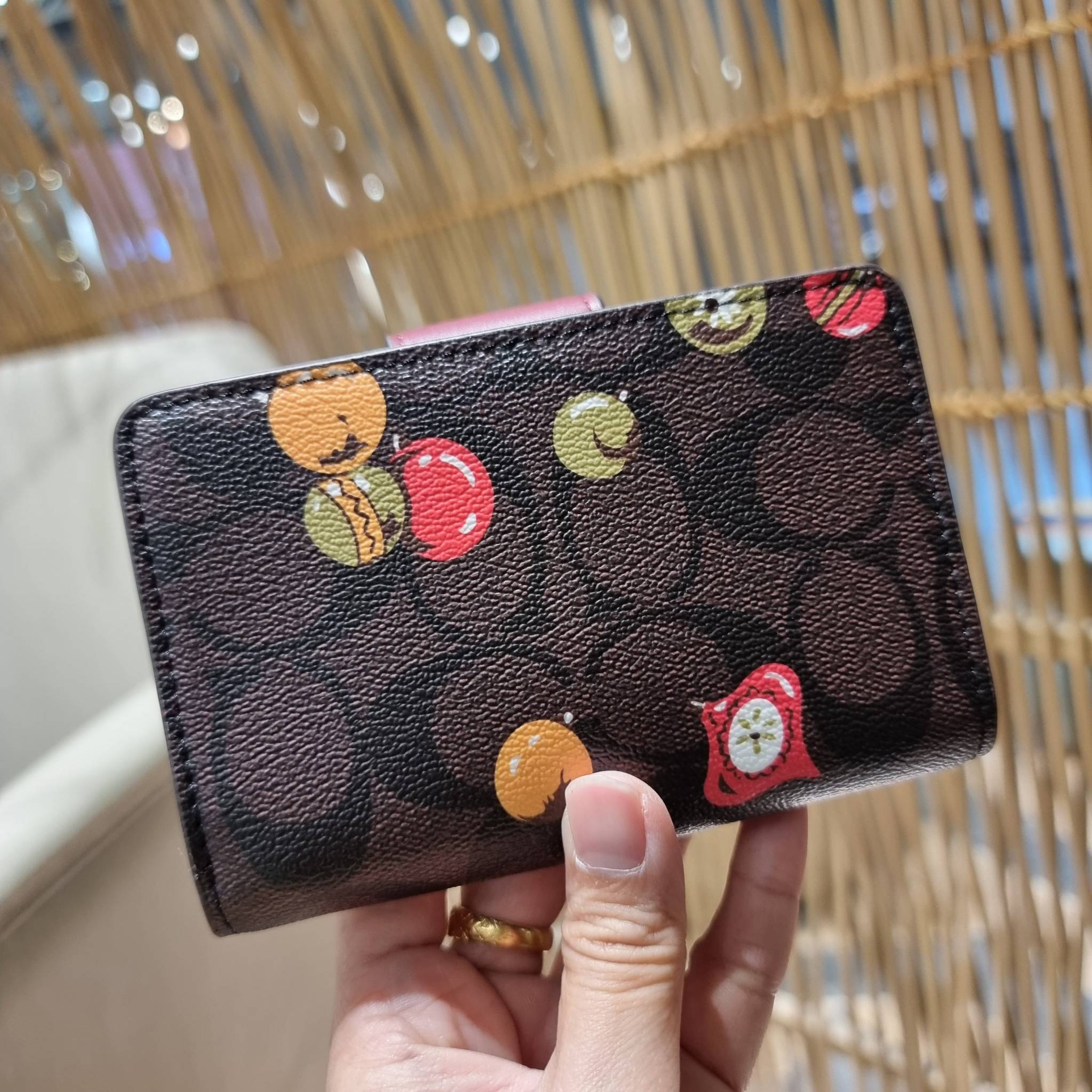 COACH C7414 MEDIUM CORNER ZIP WALLET WITH ORNAMENT PRINT คอลเลคชั่นใหม่ กระเป๋าสตางค์ใบกลาง ดีไซน์ใหม่ สุดหรู คละลายพริ้นท์เต็มใบ น่าใช้ไปอีก วัสดุหนังแคนวาสเคลือบลาย ภายในมีช่องใส่บัตร ใส่ธนบัตรได้ครบ และมีช่องซิปแยก ใบจริงสวยมากๆ แนะนำจ้า ราคาสุดคุ้มครบ