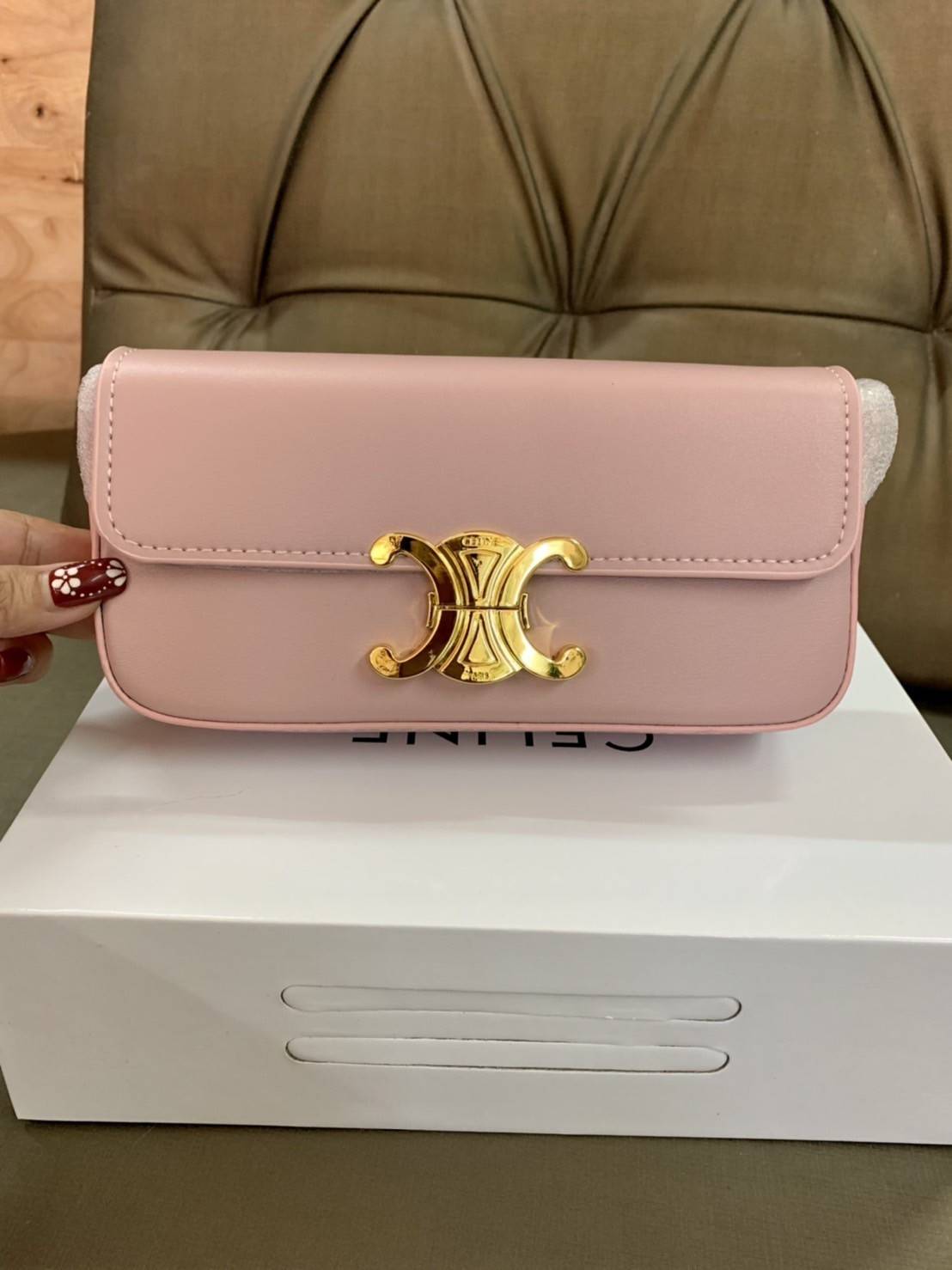 CELINE TRIOMPHE SHOULDER BAG VIP GIFT WITH PURCHASE-GWP พรีเมี่ยมกิ๊ฟ Limited Edition จาก CELINE PERFUME DUTY FREE COUNTER วัสดุหนังแกะสังเคราะห์เรียบ ดีไซน์ยอดนิยมสไตล์สาว LISA ทรงเหลี่ยมสวยหรูอยู่ทรง