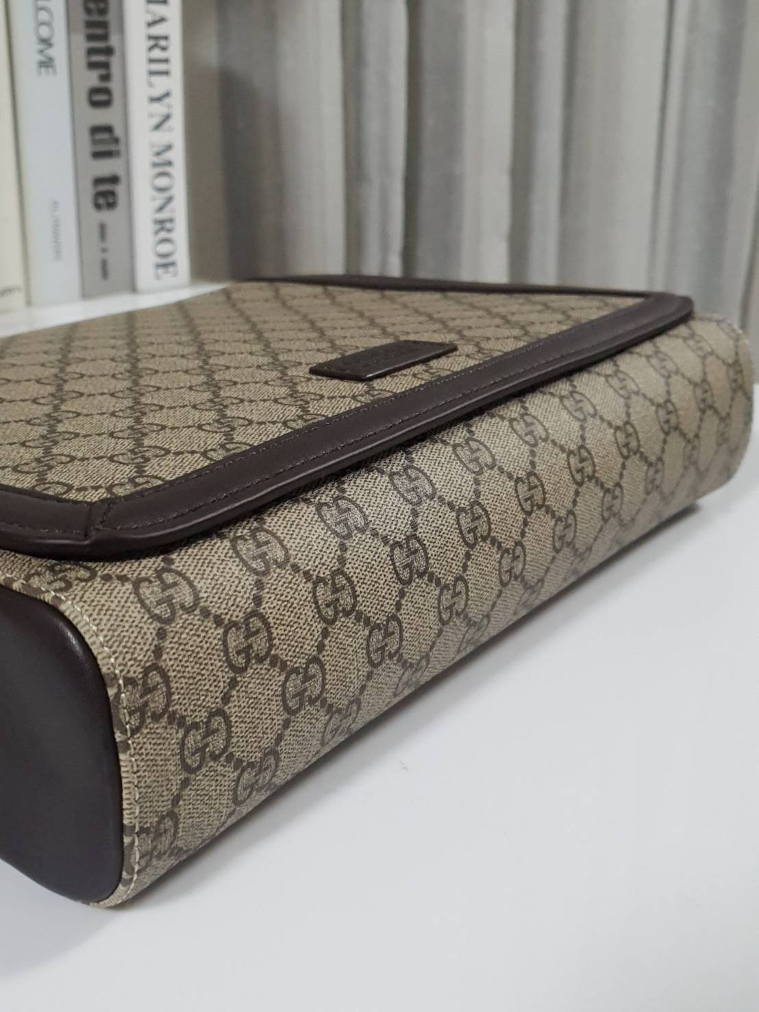 GUCCI VINTAGE MASSENGER BAG ใบใหญ่ ลายแบรนด์ตัดขอบ ทรงสุดฮิต ดีไซน์สวยตัวกระเป๋าอยู่ทรง