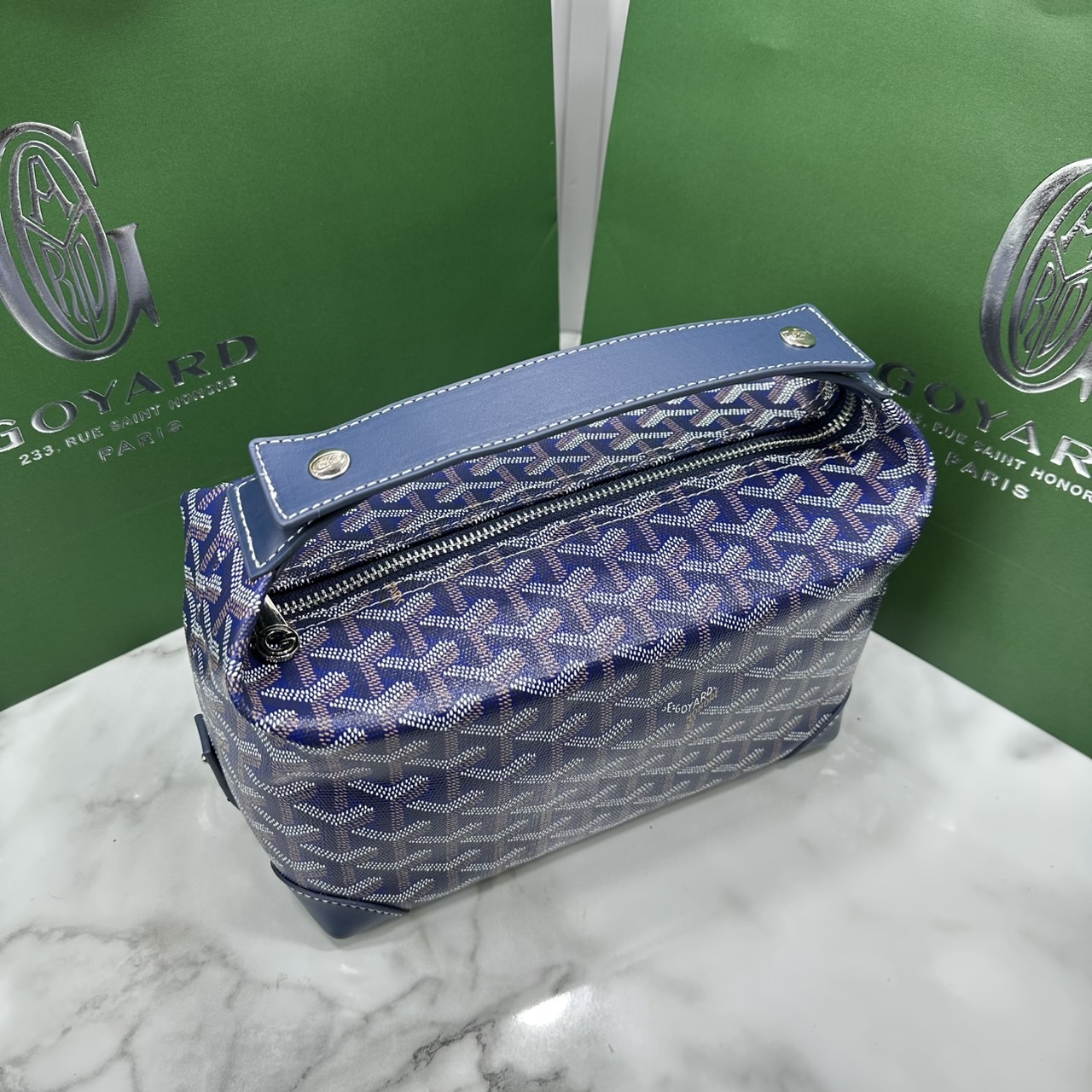 ORI หนังแท้ | Goyard Bowling 25 Toiletry Bag / Goyard Pouch กระเป๋าทรงพอช พร้อมสายถือจับถนัดมือใช้งานง่ายกะทัดรัด ตอบโจทย์ความเรียบง่ายแต่คลาสสิก ใช้ได้ทั้งชายหญิง หรูหรา ติดแกรมที่สุด เป็นรุ่นตามหา ที่ตอนนี้มีพร้อมส่งแล้วค่า