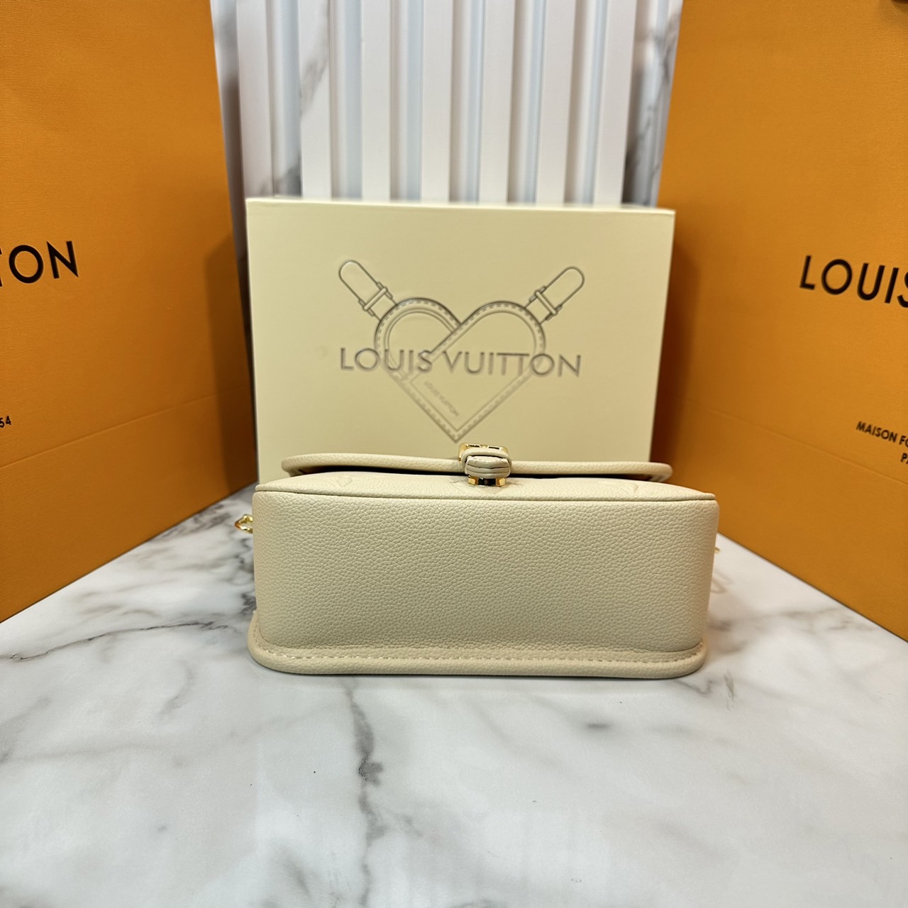 LV Nano Diane Monogram Empreinte Leather กระเป๋าสะพายไซส์มินิดีไซน์น่ารักน่าใช้มากๆ พกไปไหนก็เหมาะ ตอบรับทุกโอกาสของสาวๆได้ง่าย แมทช์ได้ทุกลุคจ้า