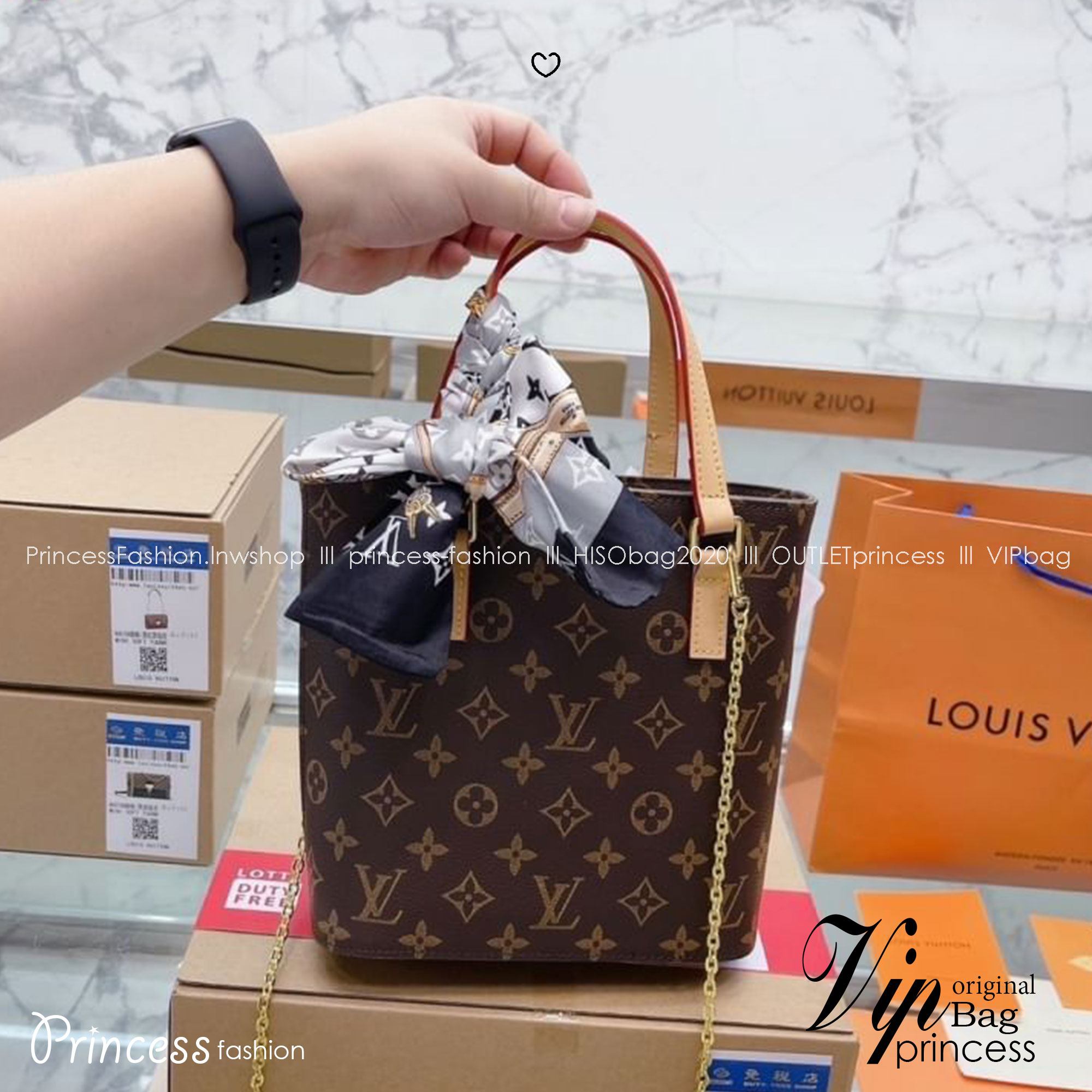 LV Vavin PM Tote Monogram Canvas กระเป๋าทรงโท้ทวินเทจ มีหูจับในตัว พร้อมสายสะพายโซ่ crossbody ปรับใช้ตามสะดวก ภายในเป็นช่องโล่ง ใส่ของสำคัญได้ พกพาไปไหนก็ได้ คล่องตัวและแมตช์ง่ายสุดๆ