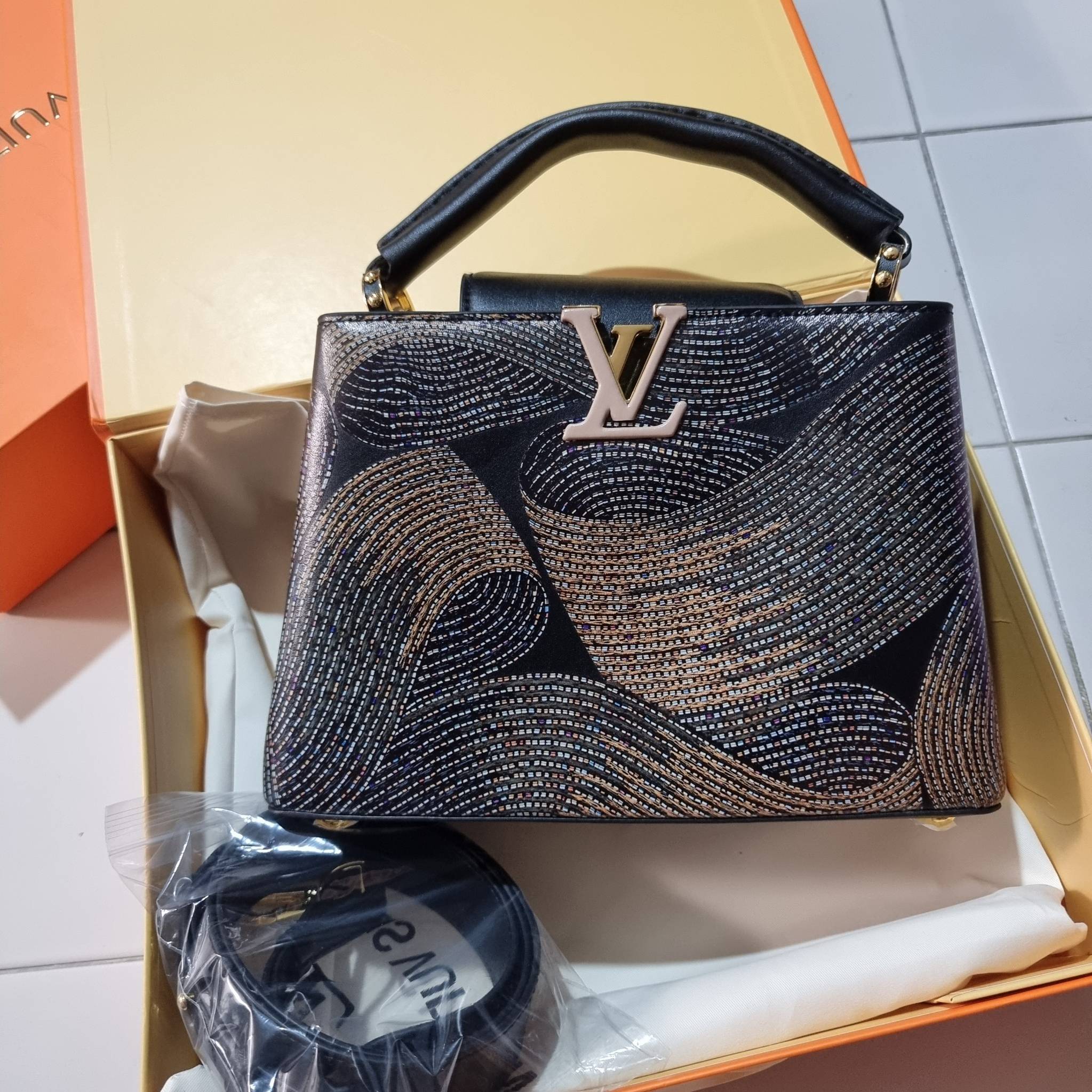LV capucines top handle วีไอพีพรีเมี่ยมกิ๊ฟจากเคาน์เตอร์ ที่สุดของความสวยในราคาเบาๆ กระเป๋าถือสุดหรู ดีไซน์ทรงคลาสสิค พร้อมลวดลายหรูหรา มาพร้อมหูจับในตัว ด้วยรูปทรงวินเทจและวัสดุหนังแท้ ขับผิว ทำให้ไอเท็มนี้สะกดทุกสายตาจริงๆ และยังมีลูกเล่นที่ฝาปิดกระเป๋า