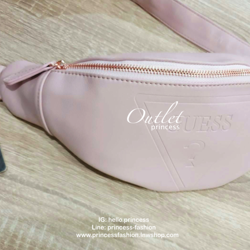 GUESS GYM EMBOSSED LOGO WAIST PACK กระเป๋าหนังเรียบสวยคาดเอว/อก ทรงสปอร์ตสีชมพูอะไหล่สี rose gold ด้านหน้าปั๊มโลโก้แบรนด์ทรงสามเหลี่ยม โดดเด่นด้วยสายพิมพ์ลายแบรนด์สีทอง ตัวกระเป๋าเปิดปิดด้วยซิปใช้งานง่าย ภายในกระเป๋าโล่งกว้าง มีอีกหนึ่งช่องซิปเล็ก สามารถใ